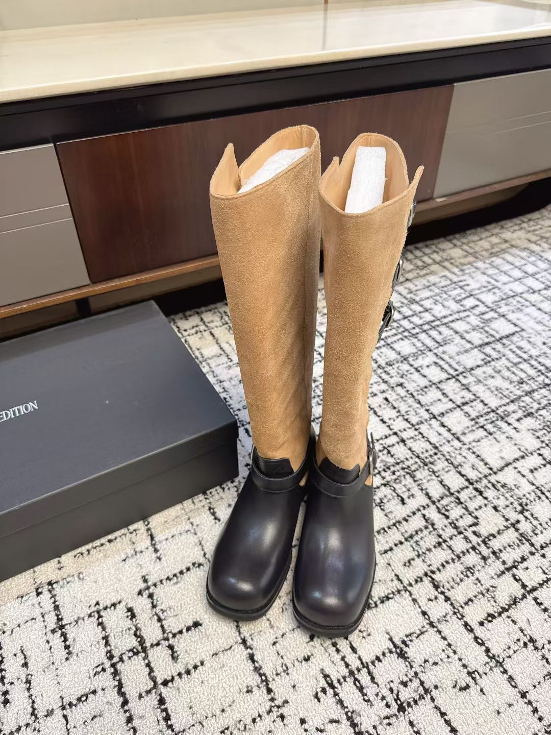 NO:615998,Ateliereditio* retro-style belt buckle boots. The boot shaft is made of fine cow suede + the toe and heel are made of glossy cowhide. The contrasting color design has a retro texture and can visually distinguish the leg lines. There are 3 black belt buckles on the boot shaft. The top of the shoe is loose and stacked, which not only hides the flesh, but also gives a casual sense of relaxation.  The medium-thick heel is easy to walk without tiring, and is equipped with a slip-on + side zipper, making it easy to put on and take off; the sole is made of rubber, non-slip and wear-resistant, and can be worn in all seasons. The style of retro knight boots can be worn with suits, jeans, dresses, Korean commuting or casual styles. The upper is cowhide/cow suede, the lining is cowhide, and the outsole rubber combination increases the size by 5cm.  :35-40 size (40 size customization is non-refundable), boots, boots, skirts, jeans, business suit, cowhide19860909Ateliereditio*复古风皮带搭扣长筒靴 靴筒是细腻牛反绒+鞋头鞋跟是亮面牛皮,撞色设计自带复古质感,还能视觉区分腿部线条.靴筒上有3条黑色皮带扣装饰,鞋口是宽松堆堆款,既藏肉显瘦,又有随性的松弛感. 中粗跟好走不累,搭配一脚蹬+侧拉链,穿脱方便；鞋底是橡胶材质,防滑耐磨,四季都能穿.复古骑士靴的调性,能搭西装、牛仔裤、连衣裙,韩系通勤或休闲风都能hold住. 鞋面牛皮/牛反绒 内里牛皮 大底橡胶组合 增高5cm size :35-40码（40码定制不退换）,靴子,boots,skirts,jeans,business suit,cowhide,Women's Shoes