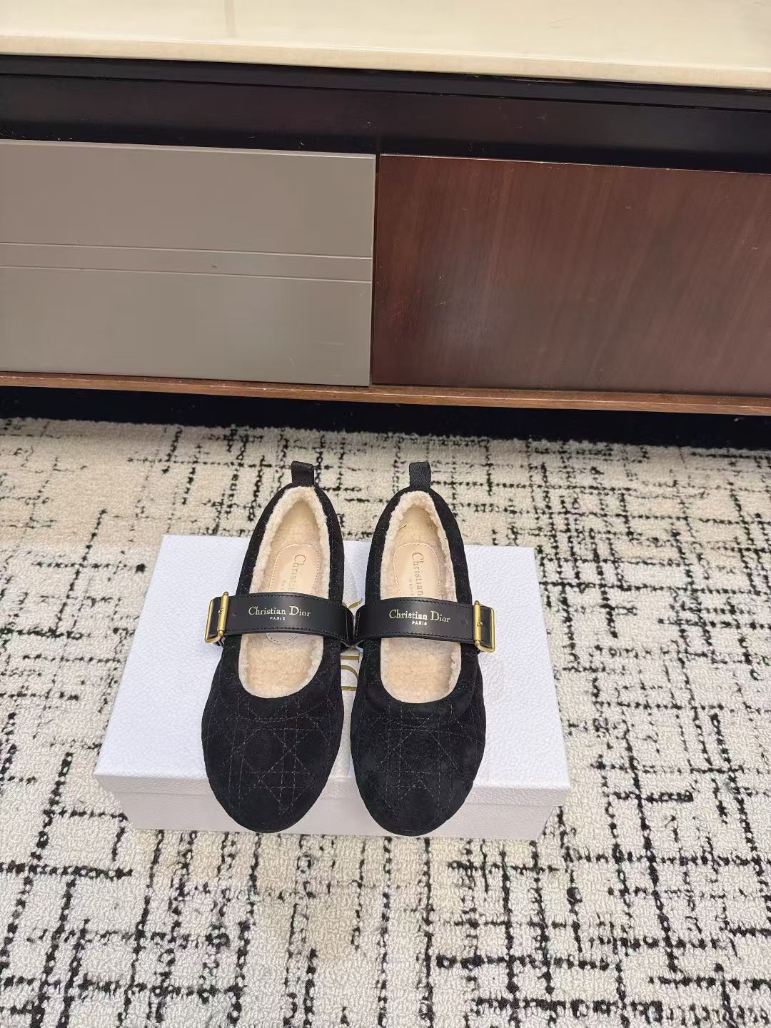 NO:612739,Dior Dior's latest autumn and winter furry Mary Jane ballet shoes. Many celebrity Internet celebrities have planted grass. The classic Dior cannage pattern element of ballet shoes. The ribbed strap is added with CD details and the hardware buckle design is exquisite and a must-have for little women. The upper foot is extremely comfortable. The upper is high-mercerized cowhide. The lining is original customized fake fur. Original open-molded non-slip outsole Size 35-40 (40 is custom-made and non-refundable). Single shoes, dior, dior, mary  jane,cowhide19860909Dior迪奥秋冬最新款 毛毛鞋玛丽珍 芭蕾舞鞋 超多明星网红种草 芭蕾鞋经典的迪奥藤格纹元素 罗纹带子上加了CD细节的五金扣设计精致小女人必备款 上脚极致舒适感 鞋面高丝光牛皮 内里原版定制假毛 原版开模防滑大底Size35-40（40 订做不退换）,单鞋,dior,dior,mary jane,cowhide,Women's Shoes