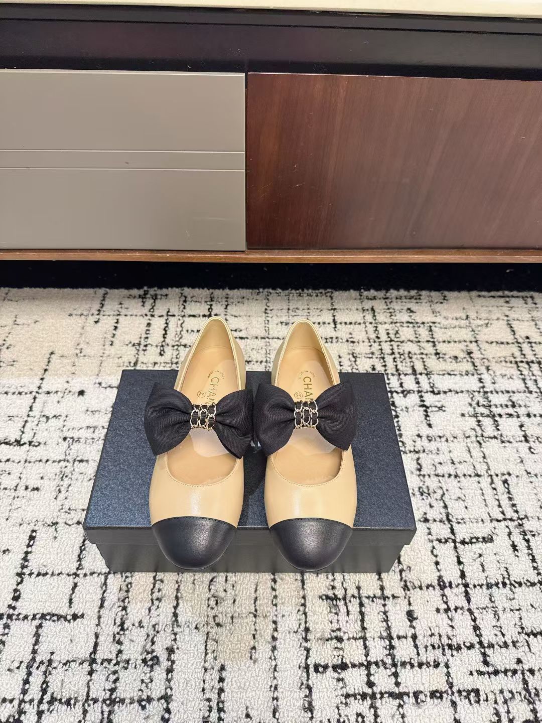 NO:612744,Purchasing-grade CHANEL Chanel 25ss spring and summer show Mary Jane bow shoes. I was attracted by it at first sight and can be freely styled according to the weather changes!  Put on socks to instantly transform into cute shoes for spring and summer!  Transform into a magical princess in seconds. The upper is made of imported sheepskin. Original molded fabric. The lining is silk sheepskin. The foot feels super comfortable. The leather is very soft and skin-friendly. Italian imported genuine leather outsole Size35-41 (40 41 customized), single shoes, chanel, chanel, mary jane, sheepskin, Leather soles19860909代购级 CHANEL 香奈儿 25ss 春夏秀款 玛丽珍 蝴蝶结单鞋 第一眼看上就被种草了根据天气变化自由穿搭！套上袜套春夏秒变可爱单鞋！秒变魔法公主 鞋面采用进口羊皮 原版开模布料 内里踮脚丝绸羊皮 脚感超级舒服 皮料非常柔软亲肤 意大利进口真皮大底 Size35-41（40 41定制）,单鞋,chanel,chanel,mary jane,sheepskin,Leather soles,Women's Shoes