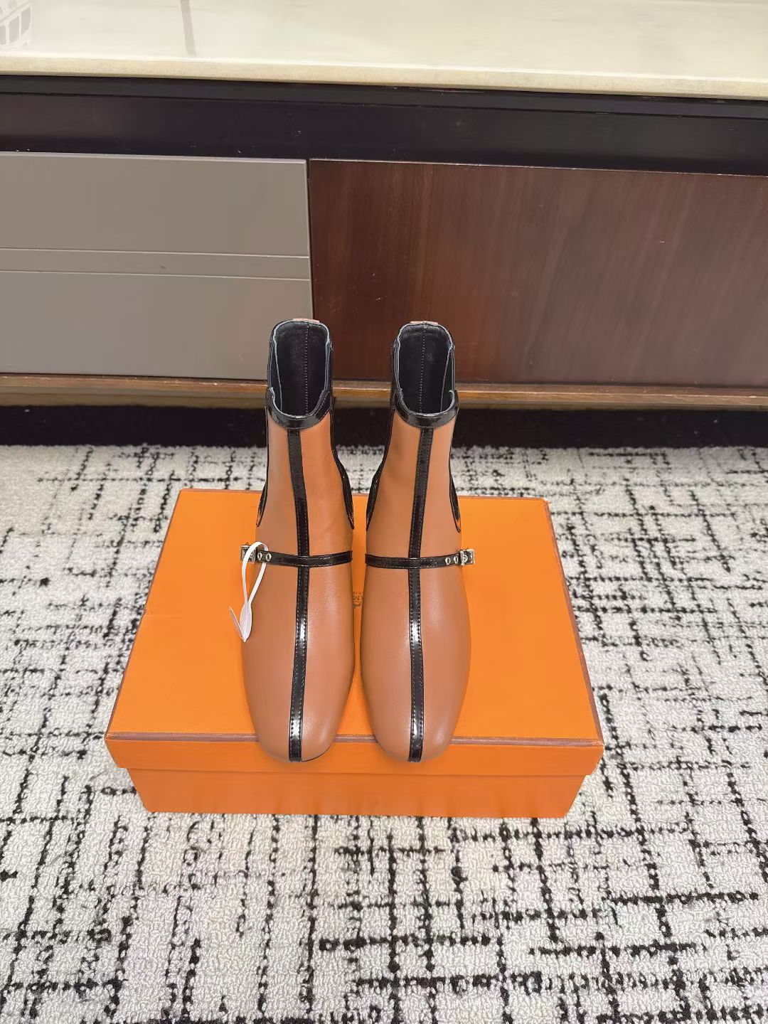 NO:616001,Hermes' latest old-money style short boots for autumn and winter. The counters are very difficult to stock. The design style of home boots is usually classic and simple. This catwalk boot breaks the traditional design style. The round toe design style is matched with the most popular body shape, showing a noble and majestic character. Full of fashion sense. The lines are smooth and natural. It can elegantly wrap the leg lines and show the slender leg outline. It has a unique flavor whether it is paired with a skirt or trousers. Customized calf leather on the upper and foot padding cowhide on the inside.  Heel height 3.5CM, Italian genuine leather outsole Size 35-41 (40.41 customized, non-returnable), boots, hermes, hermes, boots, skirts, cowhide, Leather soles19860909Hermes 爱马仕秋冬最新款老钱风短靴 专柜超难配货 家靴子的设计风格通常以经典简约为主 这款走秀靴打破传统设计风格 圆头设计风格配上时下最流行的型体 展现出高贵大气的特质 时尚感拉满 线条流畅自然,能够优雅地包裹腿部线条,展现出修长的腿部轮廓,无论是搭配裙装还是裤装都别有一番风味.鞋面定制小牛皮 内里垫脚牛皮 跟高3.5CM意大利真皮大底Size35-41（40.41定做不退换）,靴子,hermes,hermes,boots,skirts,cowhide,Leather soles,Women's Shoes