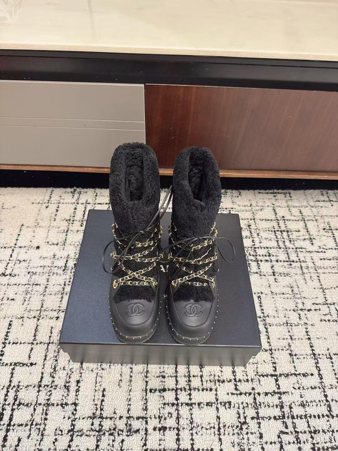 NO:616024,CHANEL | Chanel Autumn and Winter Classic Chain Lamb Wool Short Boots. They are both handsome and gentle. The chain is also a very classic element of the brand. It is paired with a wool boot shaft and the design is really unique. It looks like an unusual short boot. The boot shaft is straight and stylish without losing softness and is not unflattering. With exquisite logo embellishment, it is high-end and not tacky. It has a cool and unique style on the feet and also shows long legs. The upper is customized with original calf leather.  There is nothing to say about the softness and feel. The lining is made of sheepskin, which is more breathable, more non-slip and more comfortable. Outsole rubber Eva 5-layer combination outsole with rivet welt embellishment. Size35-40, snow boots, chanel, chanel, boots, cowhide, sheepskin19860909CHANEL ｜香奈儿秋冬经典链条羊羔毛短靴 可帅气可温柔的小香靴子 链条也是它家的一个很经典的元素 搭配羊毛靴筒 设计真的绝绝子 看起来就是不一般的短靴 靴筒笔直有型且不失柔软度 也不挑人 加上精致logo点缀 高级大气 不俗气 上脚酷酷的特有范儿 还特显腿长哦 鞋面定制原版小牛皮 柔软度和手感真没得说 内里采用羊皮材质 会更透气 更防滑 更舒服 大底橡胶Eva 5层组合大底 柳钉沿条点缀 Size35-40,雪地靴,chanel,chanel,boots,cowhide,sheepskin,Women's Shoes