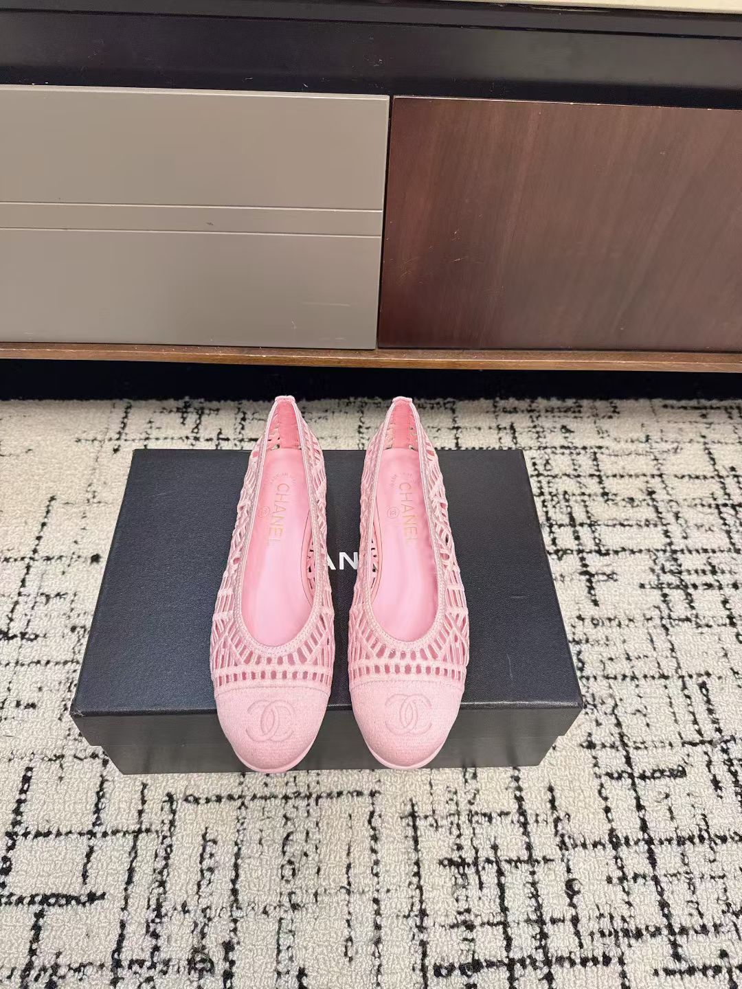 NO:616021,Purchasing agent CHANEL 25ss spring and summer show style mesh woven Mary Jane shoes. I was attracted by it at first sight and can be freely styled according to the weather changes!  Put on socks to instantly transform into cute shoes for spring and summer!  Transform into a magical princess in seconds. The upper is made of original molded mesh material. The woven lining is tiptoe silk sheepskin. The foot feels super comfortable. The leather is very soft and skin-friendly. Italian imported leather outsole Size35-39, ballet shoes, chanel, chanel, mary jane, sheepskin, Leather soles19860909代购级 CHANEL 香奈儿 25ss 春夏秀款 网面编织玛丽珍 单鞋 第一眼看上就被种草了根据天气变化自由穿搭！套上袜套春夏秒变可爱单鞋！秒变魔法公主 鞋面采用原版开模网料 编织内里踮脚丝绸羊皮 脚感超级舒服 皮料非常柔软亲肤 意大利进口真皮大底 Size35-39,芭蕾舞鞋,chanel,chanel,mary jane,sheepskin,Leather soles,Women's Shoes