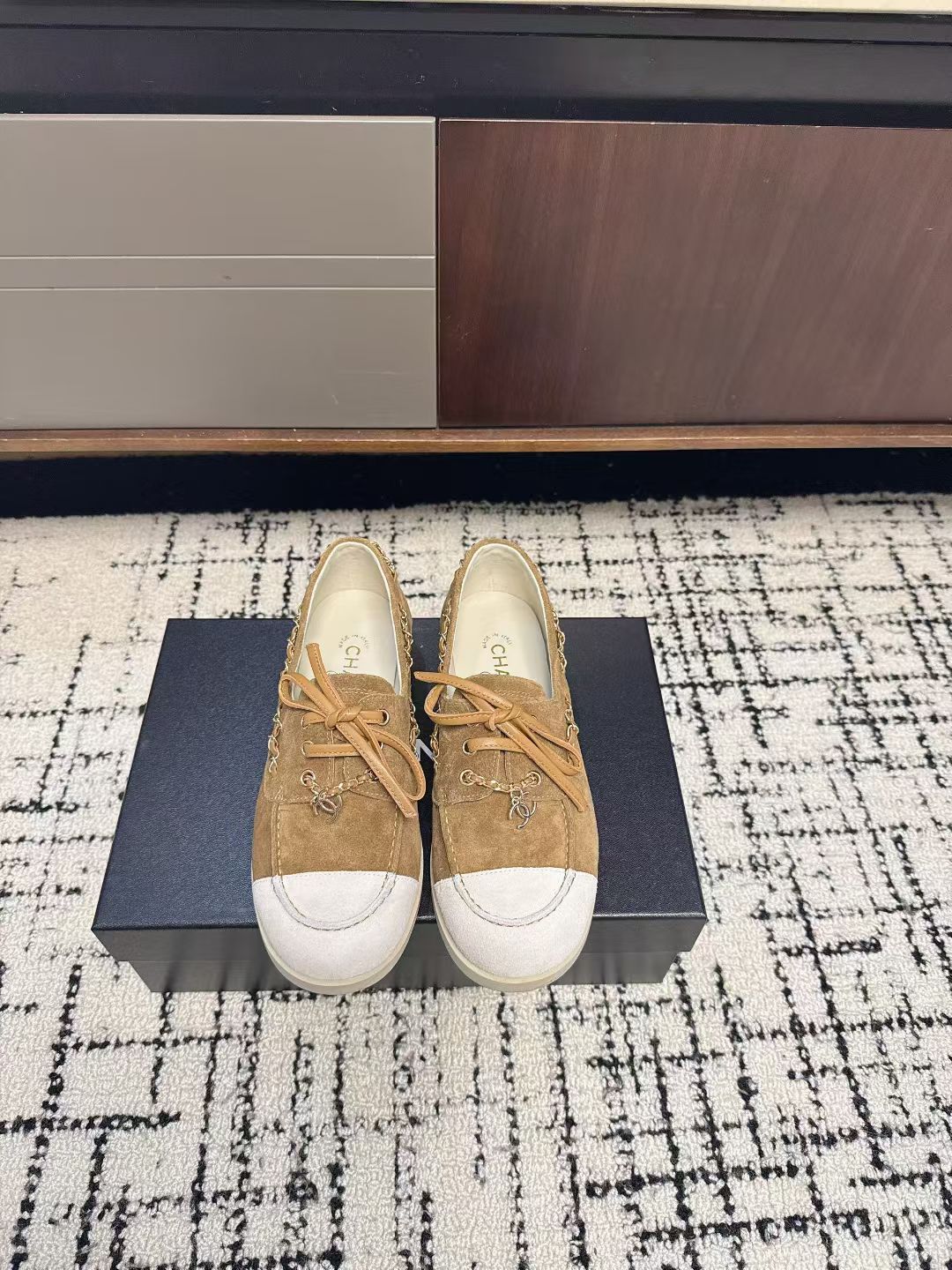 NO:616018,Chanel Chanel 26C early spring latest color-blocked suede loafers are planted by many celebrity fashion bloggers. The soles are super soft and extremely comfortable. The feet do not hurt after walking thousands of steps. Xiaoxiang's pair of flat casual shoes can be said to be the most designed shoes in the past few years. The clever choice of leather and chain is unique and chic. I fell in love with the suede color-blocking. It is versatile for daily use. The most important thing is that it uses soft soles, which are super comfortable and easy to wear.  As long as you try it on your feet, you will be surprised. It is a rare shoe that combines comfort, style and versatility so well. The upper is high mercerized cowhide, mixed sheepskin lining, and the original open mold wear-resistant rubber outsole Size 35-41 (40 41 customization is not returnable), casual shoes/sports shoes, chanel, chanel, loafers, sneakers, cowhide, sheepskin, chamois leather19860909Chanel 香奈儿26C早春最新款拼色麂皮 乐福鞋 超多明星时尚博主种草 鞋底超软 无比舒适的豆豆鞋 日行万步脚不疼 小香这双平底休闲鞋 可以说是这几年最具设计感的鞋子了 巧妙选用皮穿链条个性别致 一眼就爱上 麂皮拼色 日常又百搭 最最主要是选用了柔软的鞋底 超级舒服好穿 只要上脚试穿都会很惊喜 是难得将舒适 洋气 百搭融合得这么好的一款鞋鞋面高丝光牛皮 混种羊皮里 原版开模耐磨生胶大底Size35-41(40 41定制不退换),休闲鞋/运动鞋,chanel,chanel,loafers,sneakers,cowhide,sheepskin,chamois leather,Women's Shoes