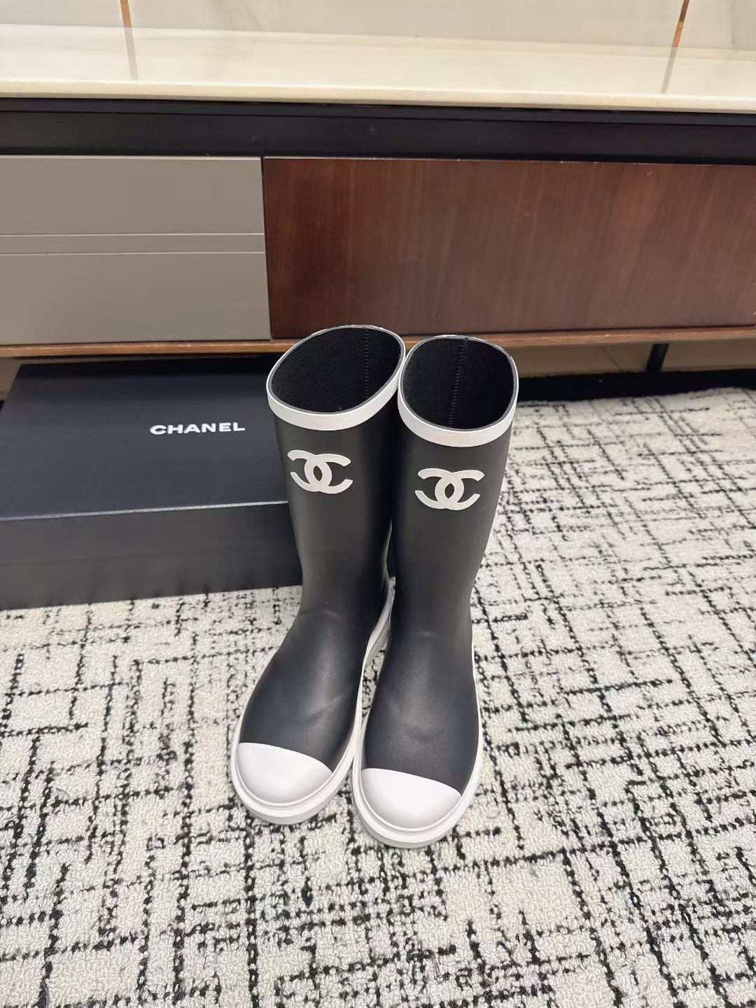 NO:616012,Purchasing agent CHANEL Chanel 26ss hot rain boots!  I bought a pair of rain boots that look great this season. They are limited to single digits in domestic counters. If you don’t have VIC, you can’t get them at all. I am so lucky. I really love these rain boots. I like them so much. The upper feet are soft and waxy. They are so comfortable. They flatter the shape of the legs and make them look longer. They are the best rain boots on the Internet!  Purchased at counter for 7800!  !  !  Exclusive mold opening and customization on the entire network. After 1 month of adjustment, the product is restored to the original quality, instantly selling off all the products on the market!  !  Size#35-41 (40 41 customized, non-returnable), boots, chanel, chanel, boots, rain boots19860909代购级 CHANEL香奈儿26ss 大爆款雨靴！ 入手一款本季颜值爆表雨靴,国内专柜个位数限量,不是vic完全是拿不到的 我真是太幸运了,真是大爱这雨靴我太喜欢了,上脚软软糯糯,太太太太太舒服了,很修饰腿型超级显腿长,全网最好穿的雨靴！ 专柜以7800购入！！！全网独家开模定制,历经1个月调整还原正品级,秒杀市场面上的所有货品！！ Size#35-41（40 41定做不退换）,靴子,chanel,chanel,boots,rain boots,Women's Shoes