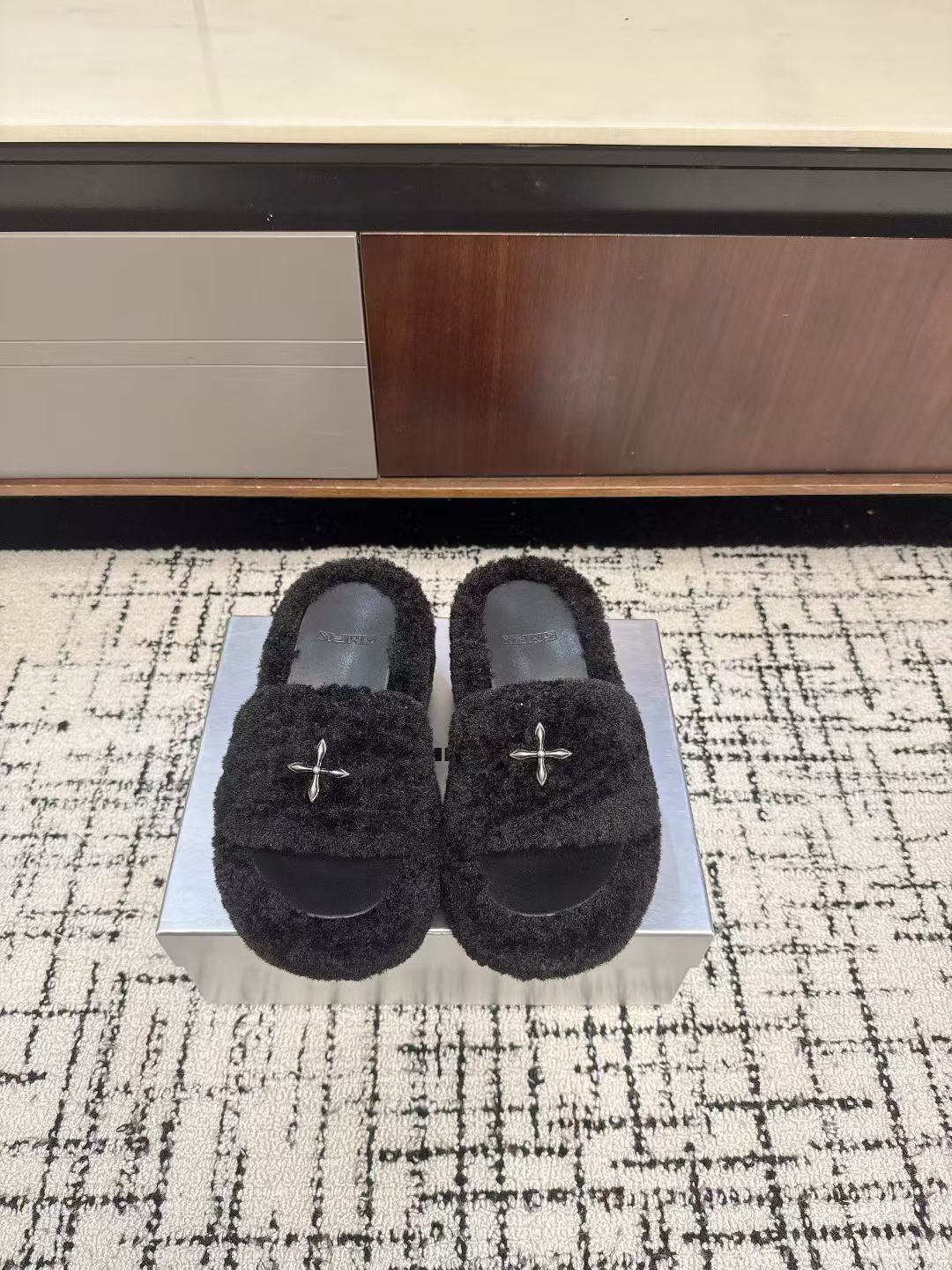 NO:627010,Purchasing agent level SMFK 25ss autumn and winter new thick-soled fur slippers, a little wild and individual, this season's smfk really makes people excited, the fur slippers simply hit the heart!  Super cool, everyone, get the Desert God of War soon. The upper is made of Icelandic wool, and the lining is mesh, which is soft and comfortable without rubbing on the feet. Customized original hardware buckles, open-molded non-slip cross bottoms. Size 35-40 (customized for 40, non-refundable), fur shoes and slippers, slippers.19860909代购级 SMFK 25ss 秋冬 新品 厚底 毛毛拖鞋 有点野性有点个性,这一季的smfk真的让人心动不已,毛拖简直直击内心！超级炫酷,家人们沙漠战神快get起来 鞋面采用冰岛毛,网布内里,不磨脚软糯舒适、定制原版五金扣,开模防滑十字底 Size35-40（40订做不退换）,毛毛鞋拖鞋,slippers,Women's Shoes