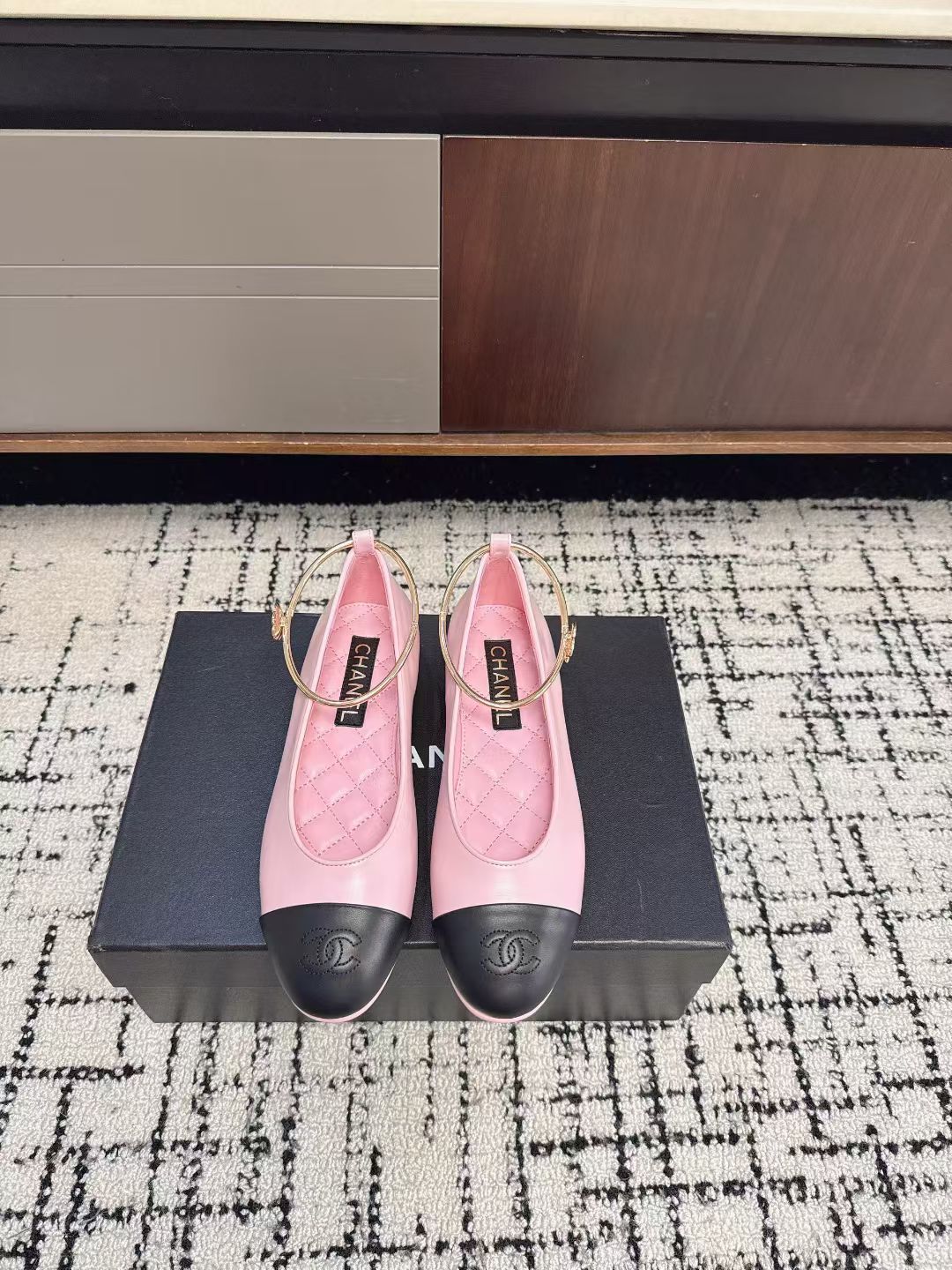 NO:626996,- (All equipped with anklet ribbons) 2026 spring and summer new Chanel Xiaoxiang 26C silk scarf series color matching bow double C ribbon pure copper double C buckle anklet ballet shoes flat Mary Jane shoes anklet buckle single shoes This season's Mary Jane is really amazing!  The iconic camellia double C element is injected into the anklet, the printed ribbon can be tied into a sweet bow, and the metal anklet ribbon is detachable and switchable freely. The three ways to wear it are suitable for different scenes, whether it is a gentle style with a skirt or a casual style with jeans!  It can be easily controlled and you won’t step on thunder with your eyes closed!  Lambskin upper, sheepskin lining, Italian genuine leather outsole, size 35-39 (40.41 custom-made, non-returnable), single shoes, chanel, mary jane, skirts, jeans, sheepskin, Leather soles19860909-（均配脚环丝带） 2026春夏新款Chanel小香 26C丝巾系列拼色蝴蝶结双C丝带 纯铜双C扣脚环芭蕾舞鞋平底玛丽珍鞋脚环扣单鞋 这一季的玛丽珍真的太绝了！标志性山茶花双C元素注入脚环,印花丝带可系成甜美蝴蝶结,金属脚环丝带可拆卸自由切换,三种穿法适配不同场景,无论是搭配半裙的温柔风,还是配牛仔裤的随性风！都能轻松驾驭 闭眼入不踩雷！ 鞋面小羊皮 内里垫脚羊皮 鞋底意大利真皮大底 码数35-39（40.41定做不退换）,单鞋,chanel,mary jane,skirts,jeans,sheepskin,Leather soles,Women's Shoes