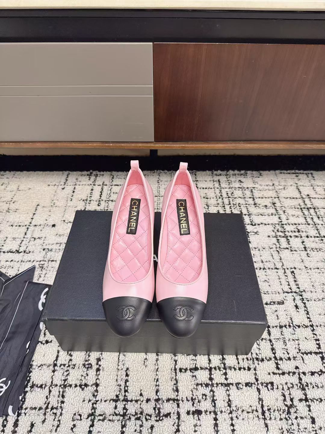 NO:627004,- (All equipped with anklet ribbons) 2026 spring and summer new Chanel Xiaoxiang 26C silk scarf series color-blocked bow double C ribbon anklet high-heeled shoes giant pearl heel double C anklet buckle high heels This season's Mary Jane is really amazing!  The iconic camellia double C element is injected into the anklet, the printed ribbon can be tied into a sweet bow, and the metal anklet ribbon is detachable and switchable freely. The three ways to wear it are suitable for different scenes, whether it is a gentle style with a skirt or a casual style with jeans!  It can be easily controlled and you won’t step on thunder with your eyes closed!  Lambskin upper, sheepskin lining, Italian genuine leather outsole, size 35-39 (40.41 custom-made, non-returnable), single shoes, chanel, mary jane, high heels, skirts, jeans, sheepskin, Leather soles19860909-（均配脚环丝带） 2026春夏新款Chanel小香 26C丝巾系列拼色蝴蝶结双C丝带脚环高跟单鞋巨型珍珠跟双C脚环扣高跟鞋 这一季的玛丽珍真的太绝了！标志性山茶花双C元素注入脚环,印花丝带可系成甜美蝴蝶结,金属脚环丝带可拆卸自由切换,三种穿法适配不同场景,无论是搭配半裙的温柔风,还是配牛仔裤的随性风！都能轻松驾驭 闭眼入不踩雷！ 鞋面小羊皮 内里垫脚羊皮 鞋底意大利真皮大底 码数35-39（40.41定做不退换）,单鞋,chanel,mary jane,high heels,skirts,jeans,sheepskin,Leather soles,Women's Shoes