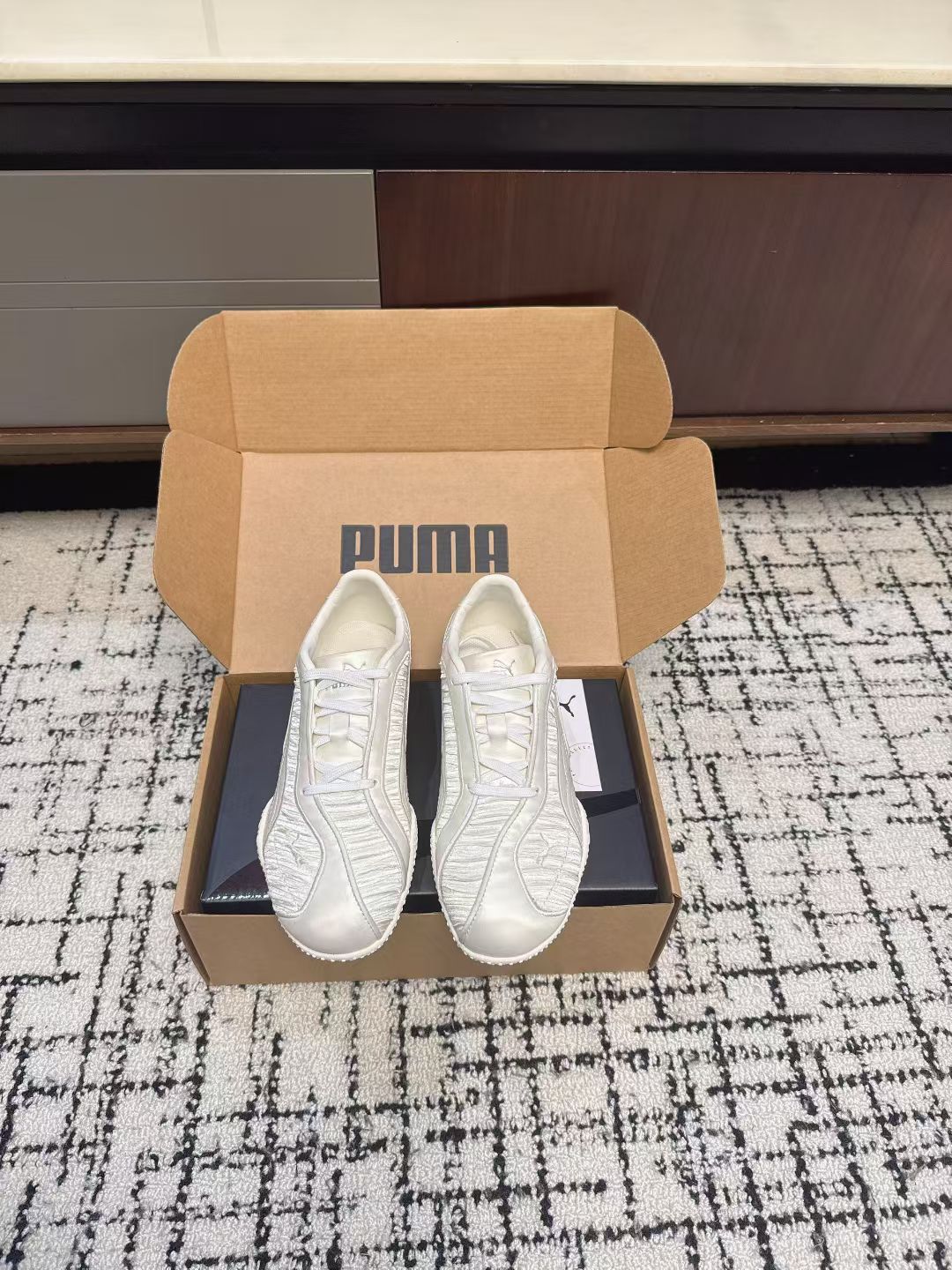 NO:628540,Purchasing agent level Rose  This unique collaboration perfectly combines Rose's fashion vision with Puma's sports heritage, bringing you an unprecedented wearing experience that's so high-end that it's simply awesome!  Size#35-40 (40 orders are not returnable), casual shoes/sports shoes, sneakers19860909代购级 Rose x Puma Speedcat 联名款 极速赛车系列 彪马低帮生活休闲鞋 时尚与运动的完美融合 Rose与彪马的联名无疑是一次时尚与运动的激情碰撞！ 这个独特的合作将 Rose 的时尚视野与彪马的运动传统完美结合,为您带来前所未有的穿着体验 高级感满满,简直不要太赞！ Size#35-40（40订做不退换）,休闲鞋/运动鞋,sneakers,Women's Shoes