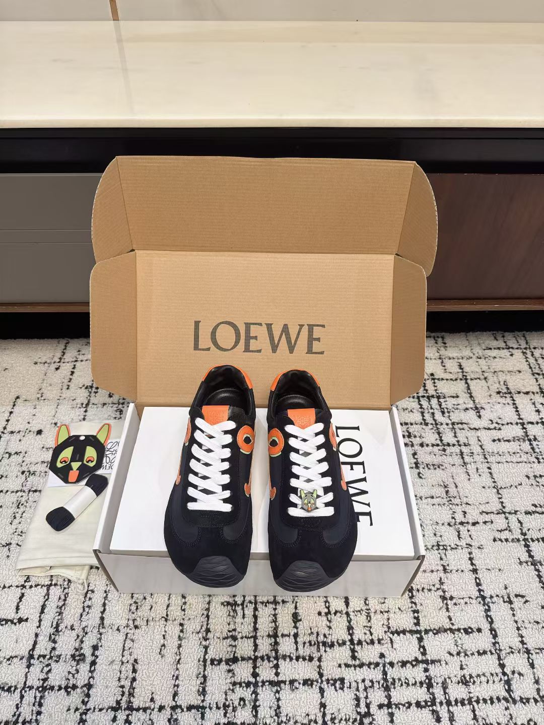 NO:628533,Purchasing agent grade (official website sync box packaging) Loewe Paris Fashion Week new balletrunner ballet sneakers Forrest Gump shoes are classic and you will fall in love with them at first sight!  The minimalist style of splicing is really the ultimate!  It is so versatile that you can wear it casually and it can be very high-end. It is very lightweight and can be used for shopping without stress!  Incredibly comfortable on the feet, light and weight-free, I really love it when I go out on the street!  There is a slight increase in height without kicking. The upper material is cowhide stitched with original fabric. The shoe lining is made of sheepskin. The sole material is wear-resistant rubber. The combination sole is optional. Size# Men and Women 35-45 (Female 40 Men 45, custom-made and non-returnable), casual shoes/sports shoes, loewe, sneakers, cowhide, sheepskin19860909代购级（官网同步盒包装） Loewe 巴黎时装周新balletrunner 芭蕾运动鞋 阿甘鞋 经典一眼就爱上的！拼接的极简风格真的做到极致！实在太百搭,随便穿搭就可以很高级,很轻便,逛街暴走无压力！ 上脚无敌舒适,轻盈无负重感,出街真的爱了！不打脚还有点小增高 鞋面材质牛皮拼接原版布料 鞋里材质羊皮 鞋底材质耐磨橡胶组合底可选 Size#男女35-45（女40 男45 订做不退换）,休闲鞋/运动鞋,loewe,sneakers,cowhide,sheepskin,Women's Shoes