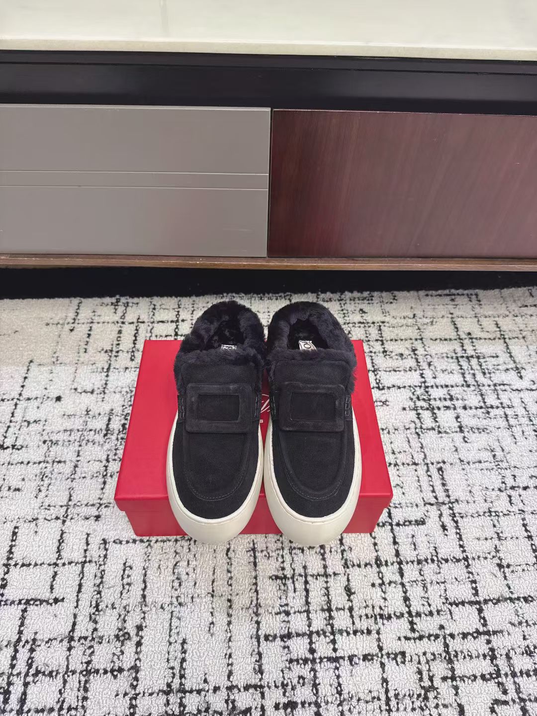 NO:651629,Rogervivier RV's new Viv Golf diamond buckle thick-soled fur shoes have many celebrity Internet celebrities. Simple design. The highly recognizable RV buckle cleverly reflects urban fashion. The upper is high-mercerized cowhide and the lining is real wool. It is super warm. The sole is super soft. The weight is super light. The height is 5CM. The details of workmanship are perfect. It is very comfortable on the feet. Elegant and versatile!  Original custom-made rubber foam outsole, size 35-40 (custom-made 40), half-shoes, roger vivier, cowhide19860909Rogervivier罗杰维维亚 RV 新款Viv Golf钻扣厚底毛毛鞋 超多明星网红种草 简约的设计 极具辨识度的RV扣巧妙释合都市时尚 鞋面高丝光牛皮 内里真羊毛里 超级暖和 鞋底超级柔软 重量超级轻 高度5CM 做工细节完美 ,上脚非常舒适 高雅百搭！鞋底原版定制橡胶发泡大底码数35-40（40定做）,半拖毛毛鞋,roger vivier,cowhide,Women's Shoes