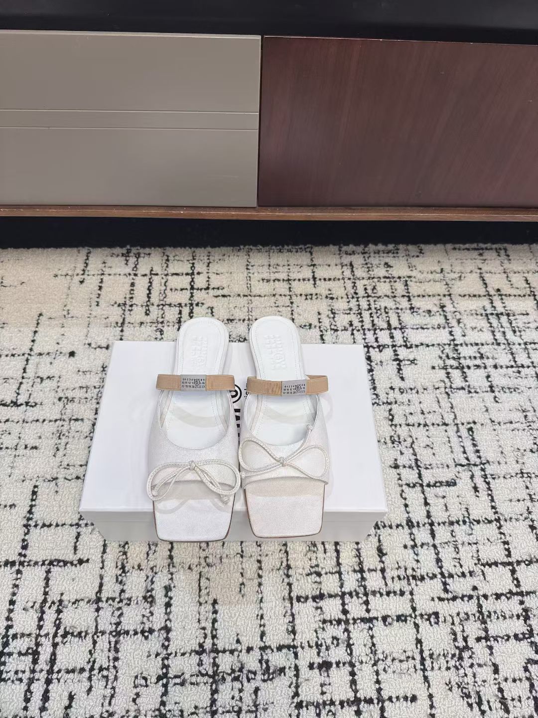 NO:651615,Maison Margiela* spring and summer new ballet Mary Jane flat open-toe sandals, square-toe sandals, single shoes. Inspired by traditional Japanese foot bags, the big toe is separated from other toes. It is highly visually identifiable and is the brand's pioneering deconstruction style. The split-toe structure allows the toes to stretch more and reduce the sense of restraint. It is matched with soft leather material and is not easy to get tired when worn for a long time; it can also enhance the contact between the foot and the ground, making walking more stable.  It can be worn with casual wear or formal/elegant looks, and is suitable for various dressing scenes. It is made of high-quality leather, simple shoe body, Mary Jane style + back strap, with brand logo on the shoelaces, which has both texture and design. Mixed sheepskin upper, silk sheepskin lining, genuine leather outsole, 1cm higher Size35-40 (40 customizations are non-refundable), high-heeled ballet shoes, sandals, mary jane, high heels, sheepskin, Leather soles19860909Maison Margiela* 春夏新品芭蕾舞玛丽珍平底露趾凉鞋 方头凉鞋 单鞋  灵感源于日本传统足袋,把大脚趾与其他脚趾分开,视觉辨识度极高,是品牌先锋解构风格.分趾结构让脚趾更舒展,减少束缚感,搭配柔软皮革材质,长时间穿也不易累；同时能增强脚部与地面的接触,行走更稳. 既可以配休闲装,也能搭正式/优雅造型,适配多种穿搭场景.用优质皮革,鞋身简约,玛丽珍款式+后绊带,鞋带上带有品牌标识,兼具质感与设计感. 鞋面混种羊皮 内里丝绸羊皮里 大底真皮大底 增高1cm Size35-40码（40定制不退换）,高跟鞋芭蕾舞鞋,sandals,mary jane,high heels,sheepskin,Leather soles,Women's Shoes