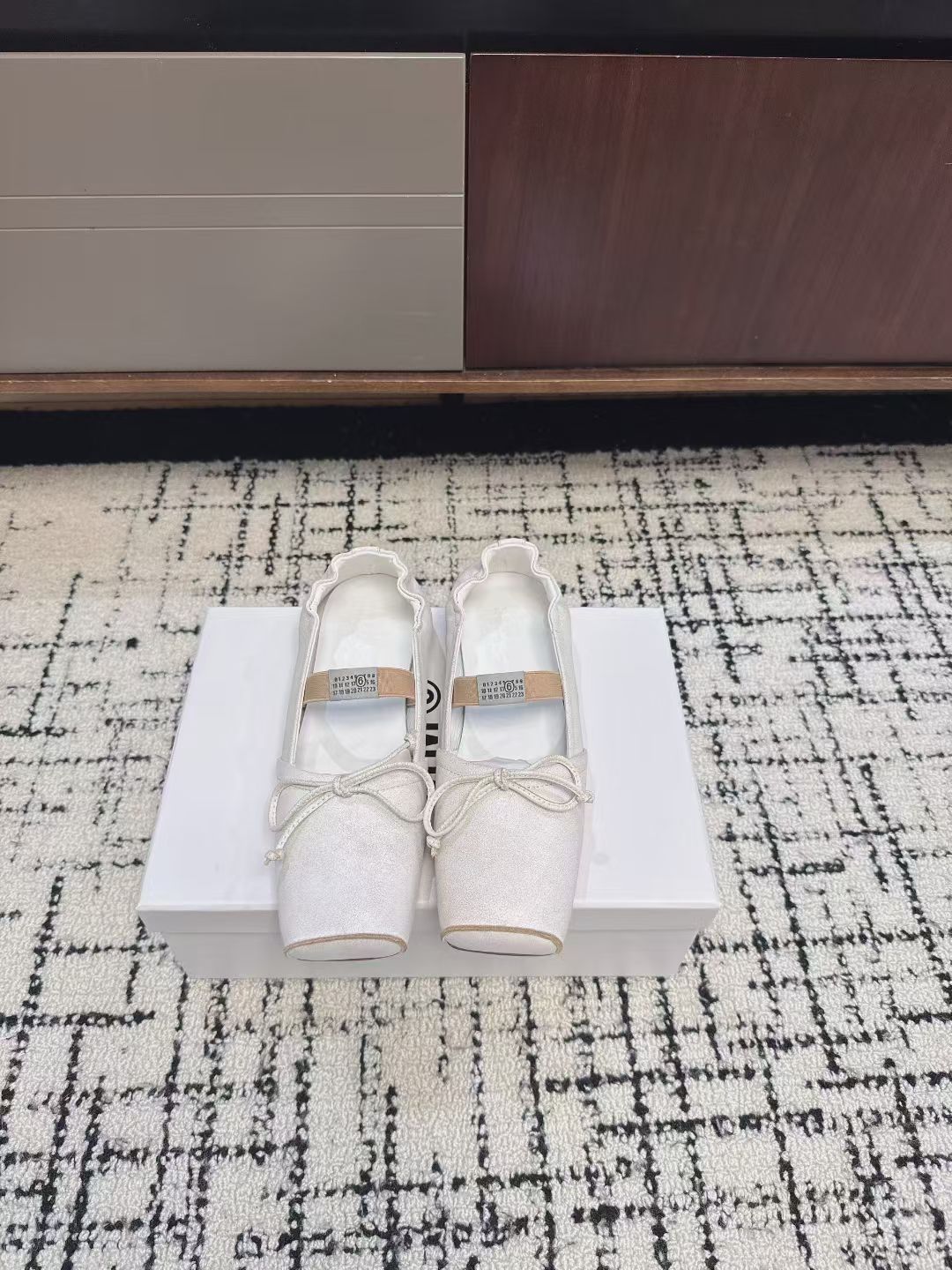 NO:651622,Maison Margiela* spring and summer new ballet Mary Jane flat open toe sandals square toe shoes are inspired by the traditional Japanese foot bag, which separates the big toe from the other toes. It is highly visually recognizable and is the brand's pioneering deconstruction style. The split toe structure allows the toes to stretch more and reduce the sense of restraint. It is matched with soft leather material and is not easy to get tired when worn for a long time; it can also enhance the contact between the foot and the ground, making walking more stable.  It can be worn with casual wear or formal/elegant looks, and is suitable for various dressing scenes. It is made of high-quality leather, simple shoe body, Mary Jane style + back strap, with brand logo on the shoelaces, which has both texture and design. Mixed sheepskin upper, silk sheepskin lining, genuine leather outsole, 1cm higher Size35-40 (40 customizations are non-refundable), high-heeled ballet shoes, sandals, mary jane, high heels, sheepskin, Leather soles19860909Maison Margiela* 春夏新品芭蕾舞玛丽珍平底露趾凉鞋 方头单鞋  灵感源于日本传统足袋,把大脚趾与其他脚趾分开,视觉辨识度极高,是品牌先锋解构风格.分趾结构让脚趾更舒展,减少束缚感,搭配柔软皮革材质,长时间穿也不易累；同时能增强脚部与地面的接触,行走更稳. 既可以配休闲装,也能搭正式/优雅造型,适配多种穿搭场景.用优质皮革,鞋身简约,玛丽珍款式+后绊带,鞋带上带有品牌标识,兼具质感与设计感. 鞋面混种羊皮 内里丝绸羊皮里 大底真皮大底 增高1cm Size35-40码（40定制不退换）,高跟鞋芭蕾舞鞋,sandals,mary jane,high heels,sheepskin,Leather soles,Women's Shoes