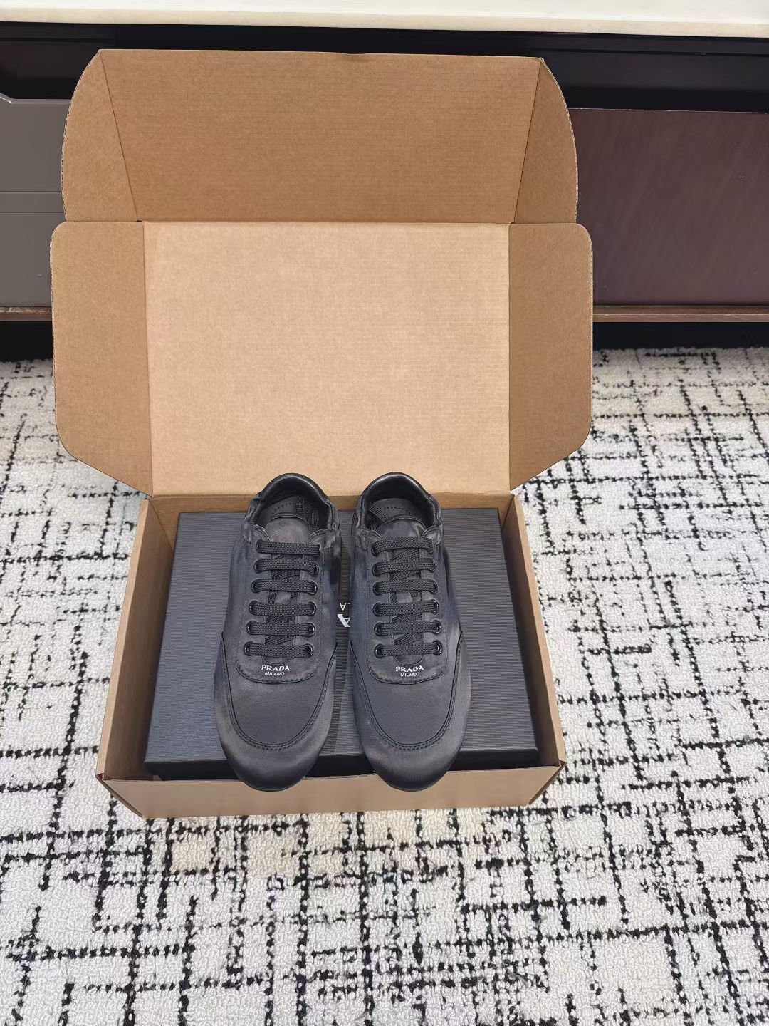 NO:651609,Purchasing agent Prada 26 new autumn and winter moral training shoes. The new color of the upper silk fabric is very delicate, soft and waxy. The elastic design is easy to wear!  The insole is made of thickened lambskin, which is extremely comfortable to step on, has a sense of support, and feels well wrapped. The shoe shape is full of wrapping, light and easy to wear. It is a practical casual shoe that makes your legs look taller and longer!  The white color is clean and refreshing, needed all year round, and can be easily worn with skirts and pants. The upper is imported silk/original molded fabric, the lining is sheepskin, and the outsole is rubber!  Size#Female 35-40 (Female 40 is custom-made, non-refundable and non-exchangeable), casual shoes/sports shoes, prada, prada, sneakers, skirts, sheepskin, real silk19860909代购级 Prada 普拉达26秋冬新款德训鞋 鞋面真丝面料新颜色非常细腻,软软糯糯的.松紧设计方便穿搭！ 鞋垫加厚小羊皮,踩上去无比舒适,有支撑感,又包裹得很好的感觉 鞋型包裹感十足,轻便好穿 实用的一款休闲鞋,显高显大长腿！ 白色干净清爽,一年四季都需要,配裙子,裤子都能轻松驾驭  鞋面进口丝绸/原版开模布料 内里羊皮 大底橡胶大底！ Size#女35-40（女40订做不退不换）,休闲鞋/运动鞋,prada,prada,sneakers,skirts,sheepskin,real silk,Women's Shoes