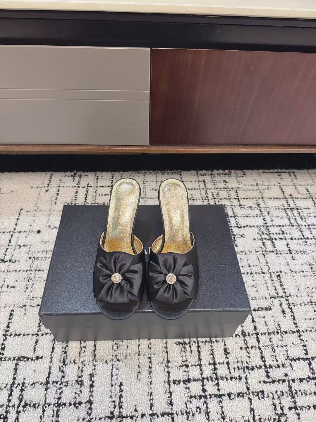 NO:651605,- 2026 spring and summer new model Chanel Xiaoxiang 26C classic double C buckle camellia slippers with thin straps and high heel sandals. Versatile sandals that you don’t get tired of. A super classic style that is casual yet delicate and has a sure temperament. This spring and summer is a beautiful extra point treasure!  It combines French elegance and early spring relaxation, and renews the lazy style with the classic logo. Three types of high-heeled shoes are accurately adapted to various scenes and meet all-dimensional fashion needs in spring. The thin strap design neatly outlines the lines of the instep, decorated with three-dimensional shining double C emblems. The brand recognition is engraved in the flow of light and shadow, low-key and low-key to release the texture of the luxury brand without being ostentatious. The flat model focuses on relaxation and casualness / the mid-heeled model combines elegance and comfort / the high-heeled model enhances the aura and style!  Sweet, cool and elegant, it’s amazing!  Sheepskin upper, sheepskin lining, Italian genuine leather outsole, size 35-39 (40.41 custom-made, non-refundable), high heels and slippers, chanel, high heels, slippers, sheepskin, Leather soles19860909- 2026春夏新款Chanel小香26C 经典双C扣茶花一字拖鞋细带高跟凉拖鞋 穿不腻的百搭凉拖 超经典的一款 休闲中带着精致 气质拿捏稳妥 今年春夏绝美加分宝藏！ 凝萃法式奢雅与早春松弛感,以经典标识焕新慵懒格调.三种跟高精准适配多元场景,承包春日全维度时髦需求.细带设计利落勾勒脚背线条,缀以立体闪耀双C徽饰,光影流转间烙刻品牌辨识度,低调释放奢牌质感不张扬. 平底款主打松弛随性/中跟款兼顾优雅与舒适/高跟款拔高气场格调！可甜可酷可优雅 太绝了！ 鞋面羊皮 内里垫脚羊皮 鞋底意大利真皮大底 码数35-39（40.41定做不退换）,高跟鞋拖鞋,chanel,high heels,slippers,sheepskin,Leather soles,Women's Shoes