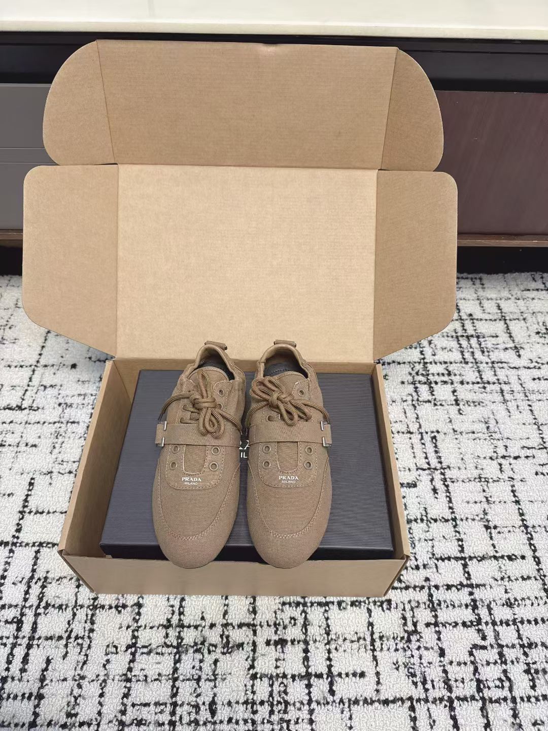 NO:668544,Purchasing agent Prada 25ss new spring and summer moral training shoes and casual shoes. They are made with precision, even stitching, fashionable and generous, soft, comfortable and breathable. They are decorated with the PRADA letter logo on the outside. They are matched with the exclusive rubber outsole of the P family. The details are carefully crafted and are a versatile item for travel!  The upper is made of original fabric, the lining is sheepskin, and the sole is original customized rubber outsole Size 35-40 (custom-made for 40, non-refundable), casual shoes/sports shoes, prada, prada, sneakers, sheepskin19860909代购级 Prada 普拉达 25ss春夏新款 德训鞋 休闲鞋 精工制造,缝线均匀,时尚大方,柔软舒适透气,外侧饰有PRADA字母徽标 搭配P家专属橡胶大底,细节精工细作,出行百搭佳品！ 鞋面采用原版面料, 内里垫脚羊皮 鞋底原版定制橡胶大底 Size35-40（40订做不退换）,休闲鞋/运动鞋,prada,prada,sneakers,sheepskin,Women's Shoes