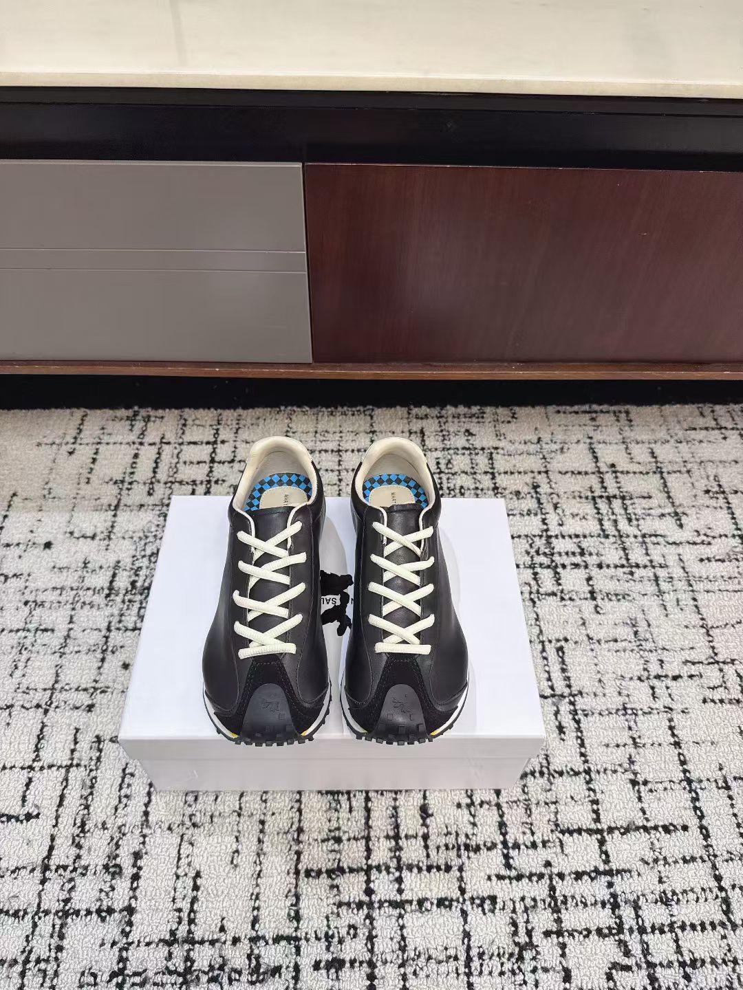 NO:668877,MARTIN SALLIERES designer brand's latest couple's sports shoes and casual shoes for spring and summer 2026. My favorite shoes during this year's Paris Fashion Week. I used to work as a designer at SUNNEI. Now I start my own business and make a brand of the same name. SS26 will be their first season. Shoes are the core product. The midsole is designed with a high front and low back. The insole is thin at the front.  The back end is thick, so the overall foot feel is still balanced and comfortable. At the same time, it can outline a very special streamline and curvature in the shape. The round and fat toe box retains some Sunnei feeling. The rubber wrapped on it is very beautiful. Original combination outsole. Size: 35-40 for women, 39-44 for men, casual shoes/sports shoes, sneakers19860909MARTIN SALLIERES设计师品牌2026春夏最新情侣款运动鞋 休闲鞋 今年巴黎时装周最喜欢的鞋子 之前在SUNNEI做设计师 现在自己创业做了同名品牌SS26会是他们的第一季 鞋子是核心产品中底做了前高后低的设计 鞋垫则是前端薄 后端厚于是整体脚感依然平衡且舒服的同时能在外形上勾勒出很特别的流线和弧度圆圆胖胖的鞋头保留了一些Sunnei的感觉包上去的rubber很漂亮 原版组合大底 码数女35-40 男39-44,休闲鞋/运动鞋,sneakers,Women's Shoes