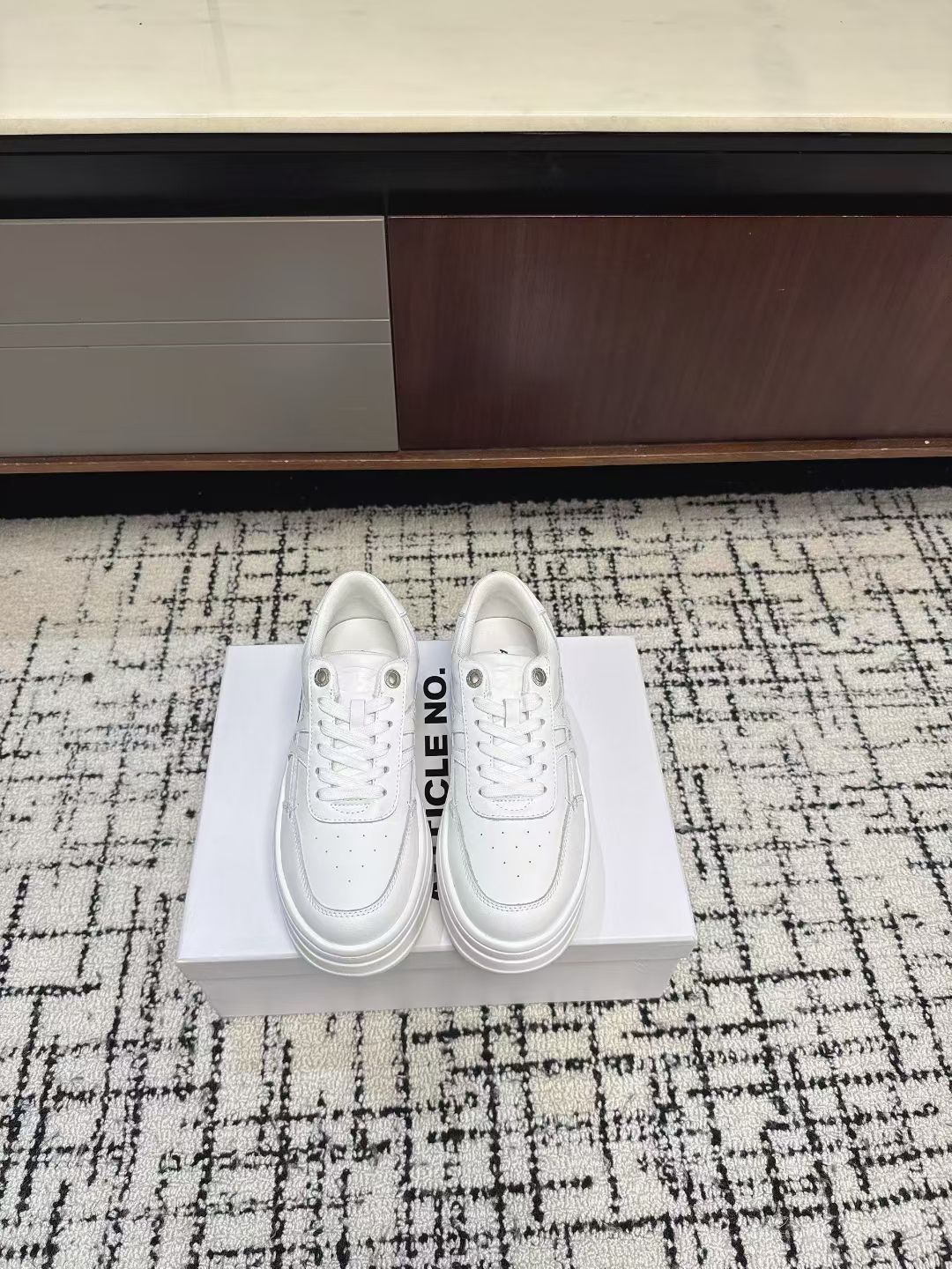 NO:668878,Purchasing agent grade pure original ARTICLE NO thick-soled bread shoes, height-increasing shoes, white shoes, casual shoes. You must wear thick-soled casual shoes with floor-length pants and wide-leg pants. They can be easily matched with many styles and shapes. They look stylish with any clothes ~ This version can be said to be an excellent imitation. The round toe and thick sole design visually have the effect of heightening and slimming, and are not bloated when worn!  !  Size#35-40 (40 orders are not returnable), casual shoes/sports shoes, sneakers19860909代购级 纯原ARTICLE NO 厚底面包鞋增高鞋 小白鞋 休闲鞋. 搭配拖地裤、阔腿裤的一定入厚底休闲鞋哦,可以轻松搭配超多风格和造型 搭配任何衣服都炒鸡洋气～这款版型可以说是优秀模仿生了,圆圆的鞋头加厚底设计 视觉上起到增高又显瘦的效果,穿上不臃肿！！ Size#35-40（40订做不退换）,休闲鞋/运动鞋,sneakers,Women's Shoes