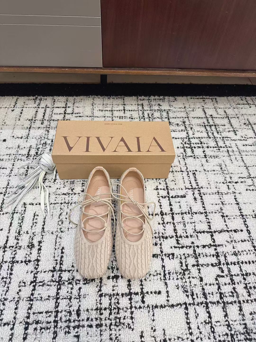 NO:668873,Vivai*25ss knitted style flat shoes Mary Jane shoes are made of knitted fabric. The upper has a twist texture, which is light and elastic. It feels like wearing socks and is breathable. The square toe + lace elements give it a sweet and casual feel. It not only retains the softness of ballet shoes, but also adds a casual feel through the knitted texture.  Flat sole + elastic fabric, highly tolerant to the shape of the foot, comfortable for daily shopping and commuting, and very light weight. Basic color + bright color, the red plaid bow is detachable, and can switch between simple and playful styles. Non-woven upper, sheepskin lining, rubber outsole, 2cm higher SIZE35-40 (40 yards customization is not returnable), ballet shoes, mary jane, flats, sheepskin, socks19860909Vivai*25ss 针织风平底鞋玛丽珍鞋单鞋 用针织面料,鞋面有麻花纹理,轻便又有弹性,脚感像穿袜子一样贴合,同时兼顾透气度.方头+系带元素,甜中带点休闲感,既保留了芭蕾鞋的柔美,又通过针织纹理增加了随性感. 平底+弹性面料,对脚型包容度高,日常逛街、通勤都很舒适,而且自重很轻.基础色系+亮色,红色款的格纹蝴蝶结是可拆卸的,能切换简约/俏皮两种风格. 鞋面非织面 内里羊皮 大底橡胶大底 增高2cm SIZE35-40码（40码定制不退换）,芭蕾舞鞋,mary jane,flats,sheepskin,socks,Women's Shoes