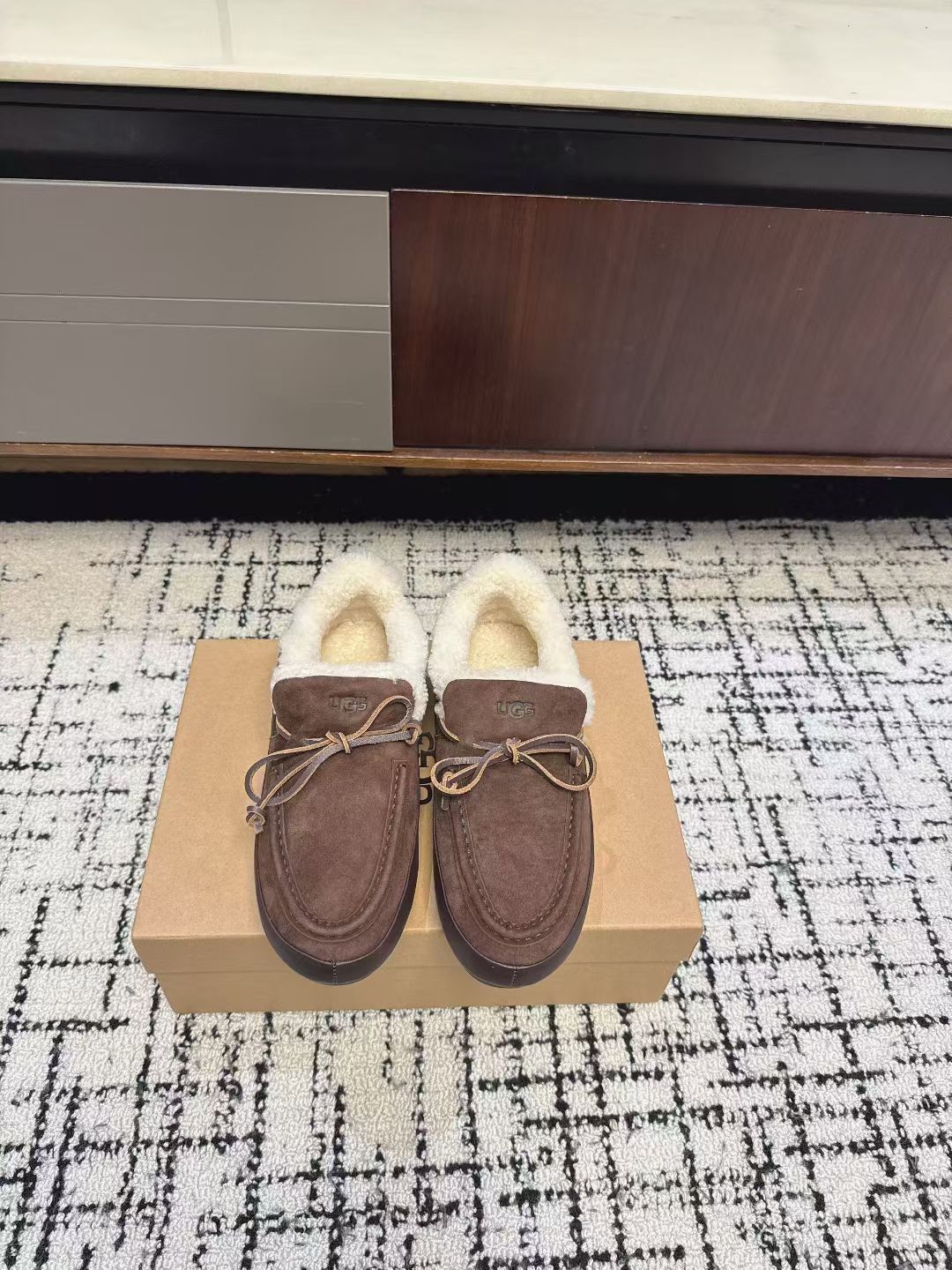 NO:679031,UGG snow boots are the latest thick-soled fur shoes in autumn and winter. Many celebrities are planting grass. Must-have fur shoes in autumn and winter. Real wool is super warm on the feet. A shoe that will not conflict with clothes. Simple partition design. Logo embellishment in details gives a sense of luxury. It can be worn with any pants or skirt. Very comfortable and good-looking. The sole is super light. The upper is high mercerized cowhide. The lining is real wool. It is a proper height-increasing artifact. Original open-molded foam outsole.  Size35-40,loafers,boots,skirts,cowhide19860909UGG雪地靴秋冬最款新厚底毛毛鞋 超多明星网红种草 秋冬必备毛毛鞋 真羊毛上脚超暖和 一款不会撞衫的鞋子 简约的隔板设计 细节处logo点缀高级感满满 无论什么裤子裙子都能驾驭 上脚非常舒适好看鞋底超级轻 鞋面高丝光牛皮 内里真羊毛 妥妥的增高神器 原版开模发泡大底 Size35-40,乐福鞋毛毛鞋,loafers,boots,skirts,cowhide,Women's Shoes