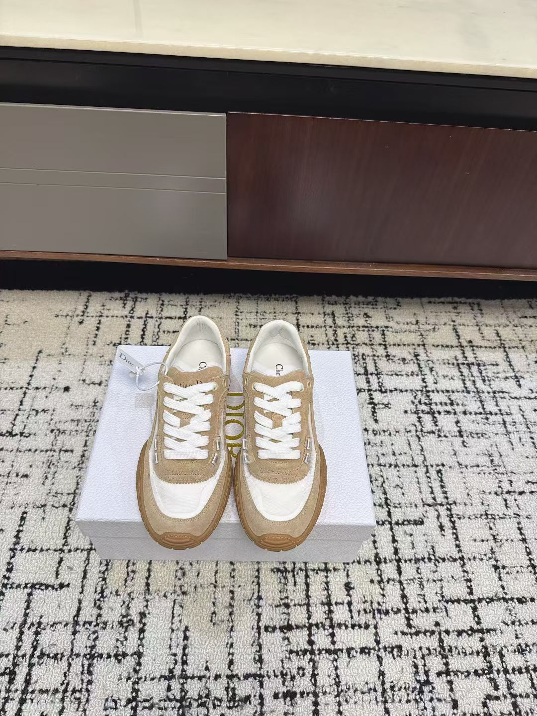 NO:679030,Dior Dior's latest 2026 spring and summer couple's TECH series sports shoes. Many celebrity Internet celebrities have planted grass. This pair of shoes has changed the single design style of sports shoes in the previous impression. It retains the original shape. The details are very in line with the current fashion trends, but also incorporate the owner's new understanding and retro feelings of the current style. The hollow details CD letter shape is full of retro style. It looks very high-end. The feeling on the back of the foot is very convex shape. The upper foot is really good-looking and versatile. It can be worn with any style of clothes, pants and skirts.  Whoever wears it looks better. Retro-style frosted cowhide upper. Original molded combination outsole Size 35-40, casual shoes/sports shoes, dior, dior, sneakers, skirts, cowhide19860909Dior迪奥2026春夏最新情侣款TECH系列 运动鞋 超多明星网红种草 这双鞋改变了之前印象中的运动鞋单一的设计风格 保留着原本的造型 细节点缀上非常符合当下流行趋势但也融入了主理人对于当下风格全新的理解和复古情怀 镂空细节CD字母造型 复古风十足 看起来很高级 上脚后的感觉就是很凸造型 上脚真心好看又百搭 啥风格衣服裤子裙子都能驾驭 谁穿谁好看 鞋面复古风磨砂牛皮拼接 原版开模组合大底Size35-40,休闲鞋/运动鞋,dior,dior,sneakers,skirts,cowhide,Women's Shoes