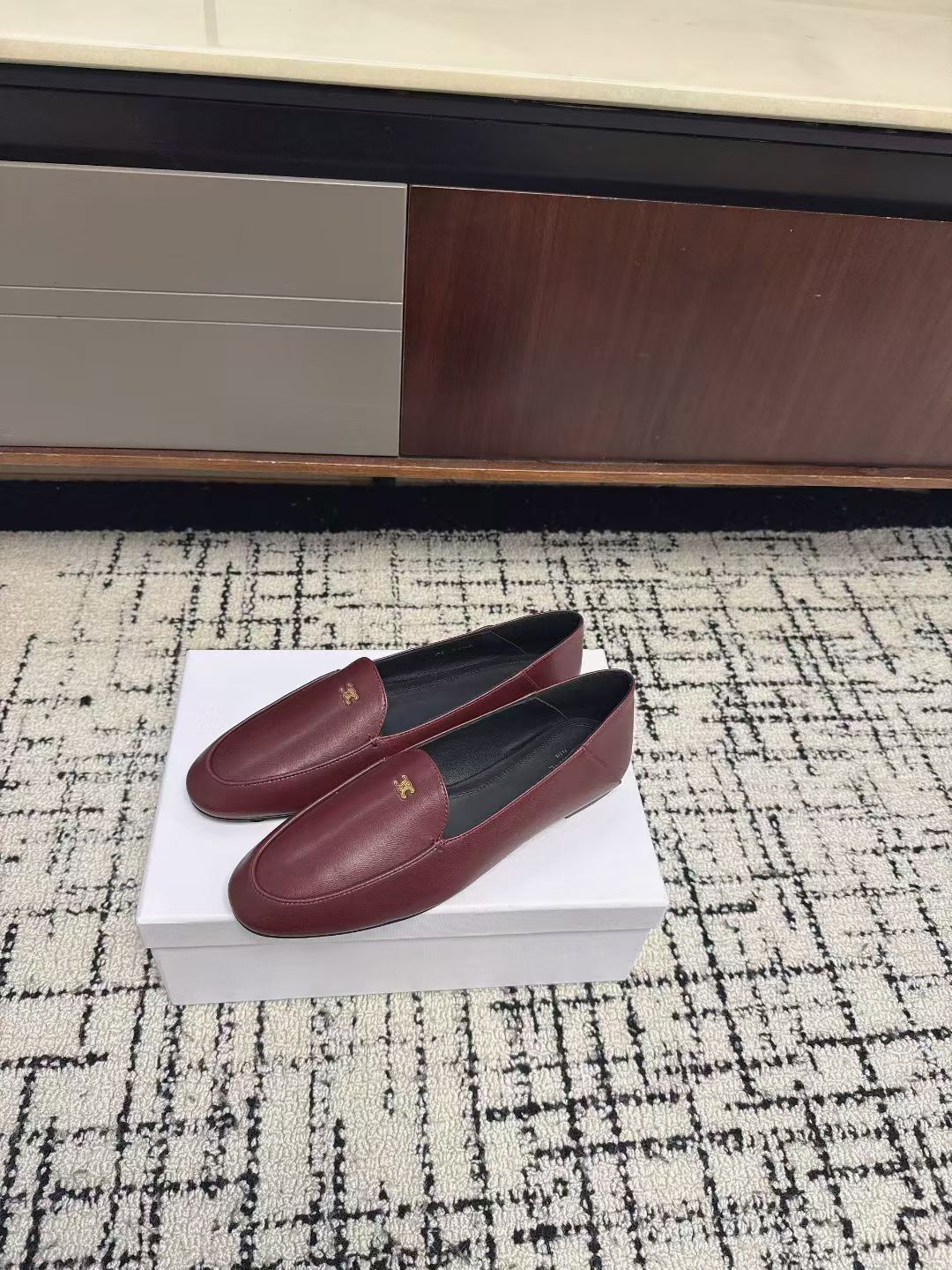 NO:679029,Celin* flat-soled casual round-toe loafers are classic flat-soled loafers with a rounded oval toe and simple and smooth body lines without unnecessary decoration. They are minimalist style mules loafers that are easy to put on and take off. Made of fine leather material, the upper texture is soft and shiny, and the shoe body is neatly cut and exquisitely made.  There is a small CELINE metal logo decoration on the front of the shoe, which is low-key and highlights the brand recognition, and the brand name is also printed on the inside of the shoe. The flat-soled design is matched with soft leather, taking into account comfort and daily wearability, and is suitable for commuting, leisure and other occasions. Mixed sheepskin upper, sheepskin lining, genuine leather outsole, increased by 3cm, size 35-40 (40 size customization is not returnable), loafers, celine, loafers, flats, sheepskin, Leather  soles19860909Celin*平底休闲圆头乐福鞋平底鞋 经典的平底乐福鞋版型,鞋头为圆润的椭圆型,鞋身线条简约流畅,无多余装饰,属于极简风格的穆勒乐福鞋款式,穿脱便捷.采用细腻的皮革材质,鞋面质感柔软且有光泽,鞋身剪裁利落,做工精致. 鞋身正面有小巧的CELINE金属徽标装饰,低调又凸显品牌辨识度,鞋内也印有品牌字样.平底设计搭配柔软皮质,兼顾了舒适度与日常实穿性,适合通勤、休闲等多种场合. 鞋面混种羊皮 内里羊皮 大底真皮大底 增高3cm size35-40码（40码定制不退换）,乐福鞋,celine,loafers,flats,sheepskin,Leather soles,Women's Shoes