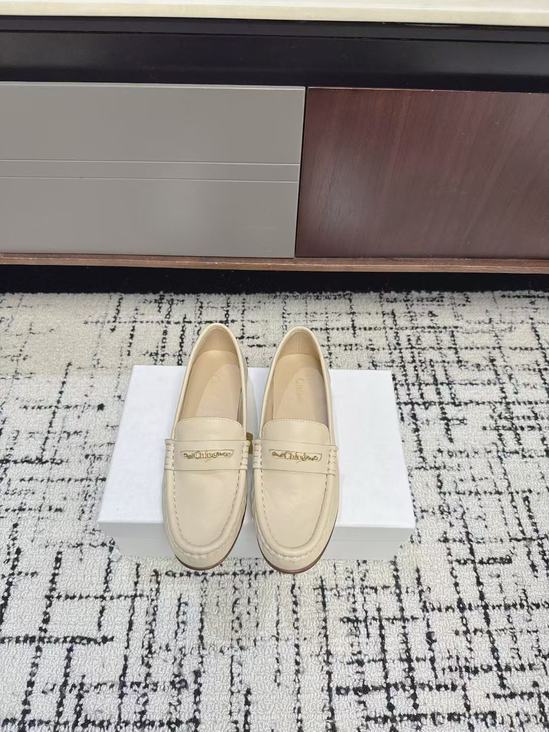 NO:679983,Purchasing agent Chloe 26ss new spring and summer flat shoes. Original purchased from Europe. Made of high-end imported handmade leather. The leather is particularly soft. The original 1:1 customized imported cowhide lining. Private molded copper buckle Italian genuine leather outsole. A very petty bourgeoisie and very unique pair. All the craftsmanship and materials are the same as the original!  Size#35-40 (40 orders are not returnable), loafers, chloe, loewe, loafers, cowhide19860909代购级 Chloe 26ss 春夏季新款 平底单鞋 欧洲原版购入 高定进口手工皮做面料 皮质特别柔软 原版1:1定制进口牛皮 内里 私模铜制扣意大利真皮本色大底 非常小资非常特立独行的一双 所有的工艺与材质 原版一致！ Size#35-40（40订做不退换）,乐福鞋,chloe,loewe,loafers,cowhide,Women's Shoes