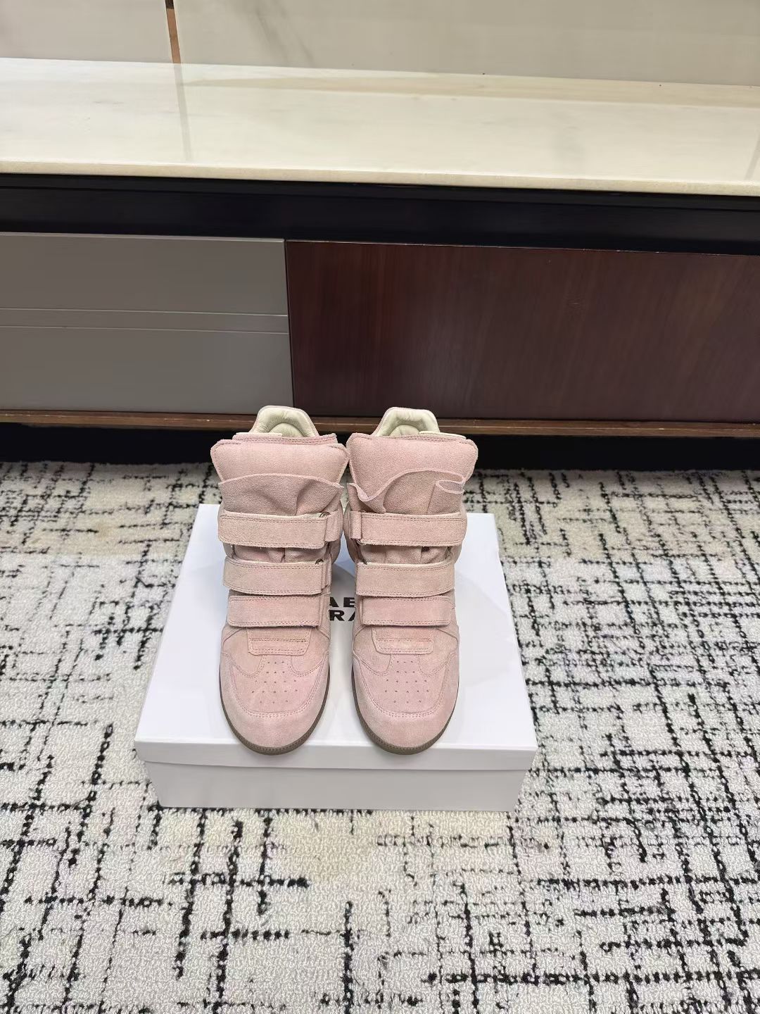 NO:680515,High version ISABEL MARAN* Isabel’s 25 new autumn and winter styles are hotly recommended by INS internet celebrity bloggers!  A pair of simple yet high-end boots...the original 1:1 replica hidden-line outsole!  It feels particularly comfortable on your feet and can be worn with any outfit!  Super suitable for street photography, easy to wear. Isabel Marant first launched the brand's famous single product wedge sneakers Bekett in 2011. Soon, Marant became famous for this shoe, and cooperated with brands such as Converse and H&M. The upper is cow suede/cowhide, the lining is sheepskin, and the outsole is rubber. Size35-40 (40 and 41 are customized and non-returnable)  in,snow boots,converse,versace,boots,sneakers,cowhide,sheepskin19860909高版 ISABEL MARAN* 伊莎贝尔25款秋冬 新款 INS网红博主热推！一双简单又不失高级的靴子...原版1:1复刻隐线大底！脚感特别舒适 随意百搭！超级适合街拍,好穿有IsabelMarant 于 2011 年首次推出了品牌的著名单品坡跟运动鞋 Bekett.很快,Marant 就因这款鞋款而声名鹊起,并与 Converse、H&M 等品牌合作 鞋面牛反绒/牛皮 内里羊皮 大底橡胶大底 Size35-40（40 41订做不退换） 在,雪地靴,converse,versace,boots,sneakers,cowhide,sheepskin,Women's Shoes