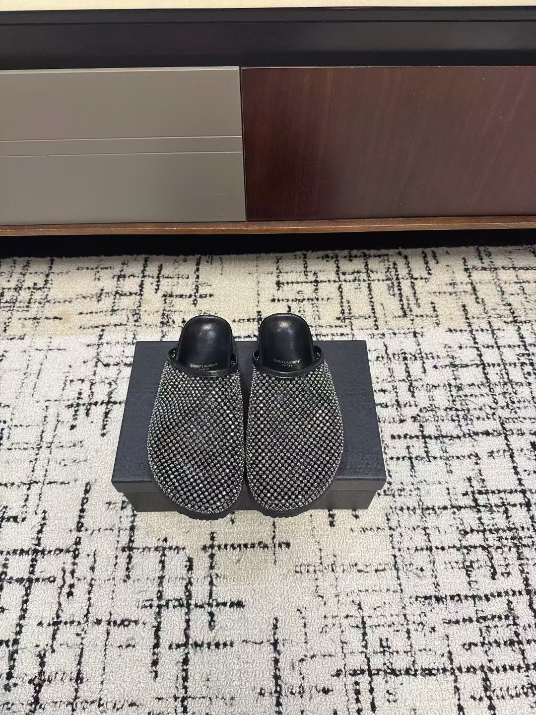 NO:680505,Saint Laurent's new YSL 26 sandals are made of horse hair. These flat sandals are reminiscent of the rock and glam aesthetic style of Hedi Slimane's period when he was in charge of SAINT LAURENT PARIS. The simple shoe shape is paired with bold animal prints and luxurious materials to create the brand's unique signature style.  The upper is made of luxurious horsehair material, and the horsehair print on the cross straps adds strong visual impact and elegance to the feet. The thick flat design ensures comfortable wearing while still being modern. 35-40, half-slip slippers, saint laurent, saint laurent, saint laurent, sandals, slippers19860909出马毛 钻款圣罗兰 YSL 26 新款凉拖鞋 这款平底凉鞋让人联想起Hedi Slimane执掌SAINT LAURENT PARIS时期摇滚与华丽的美学风格.简约的鞋型搭配大胆的动物纹印花和奢华的材质,打造出品牌独树一帜的标志性风格. 鞋面采用奢华的马毛材质,交叉绑带上的马毛印花为双脚增添了强大的视觉冲击力和优雅气质.厚实的平底设计确保穿着舒适,同时又不失现代感.35-40,半拖拖鞋,saint laurent,saint laurent,saint laurent,sandals,slippers,Women's Shoes