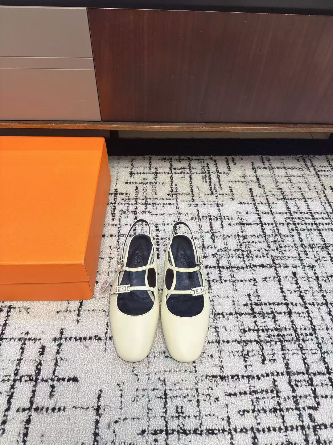 NO:680502,Hermes' latest spring and summer Mary Jane shoes are very difficult to stock in the cabinet. Classic round-toe version. Simple and elegant design. No complicated decorations. Proper old money style. The upper is super versatile, good-looking and fashionable. There are many celebrity Internet celebrities. A must-have for spring and summer. Casual, comfortable and high-end. The upper is super comfortable and does not restrict the feet. Imported calfskin upper, mixed sheepskin lining, Italian genuine leather outsole, original full package Size35-41 (40  41 Customized (non-refundable), sandals, hermes, hermes, sandals, mary jane, cowhide, sheepskin, Leather soles19860909Hermes爱马仕春夏最新款 玛丽珍鞋 柜柜超难配货 经典的圆头版型 简约大气的设计 没有任何复杂的装饰 妥妥的老钱风 上脚超级百搭好看时髦 超多明星网红种草 春夏必备 随意舒适高级感 上脚超级舒适不勒脚 鞋面进口小牛皮 混种羊皮里 意大利真皮大底 原版全套包装 Size35-41（40 41定做不退换）,凉鞋,hermes,hermes,sandals,mary jane,cowhide,sheepskin,Leather soles,Women's Shoes