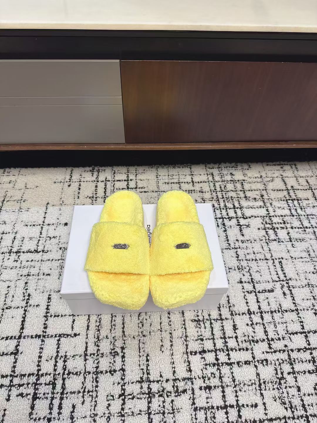 NO:694591,mm6 26ss Furry Slippers This furry slipper is really cute ~ soft and fluffy fur, comfortable and warm feet! It increases the height and makes the legs longer! It is casual and lazy with socks in autumn and winter. The upper feet are really beautiful and fashionable! So beautiful! Imported wool feels delicate, soft and silky. Size35-41 (40.41 customized, non-returnable), furry shoes and slippers, masion margiela, slippers, socks19860909mm6 26ss 毛毛拖鞋 这款毛拖真的是真太可爱了～柔软蓬松的毛毛,舒服暖脚! 增高显腿长! 秋冬搭配袜子休闲又慵懒 上脚真的好看又时髦!美腻美爆了!进口羊毛手感细腻柔软丝滑 Size35-41（40.41定制不退换）,毛毛鞋拖鞋,masion margiela,slippers,socks,Women's Shoes