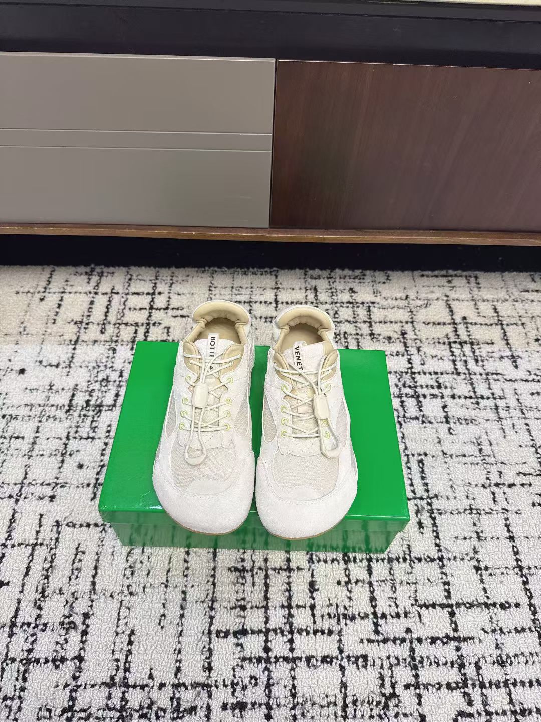 NO:694585,Bottega Veneta BV Forrest Gump shoes moral training shoes sneakers BV classic old money style sneakers with many celebrities and fashion bloggers planting grass. Made of Sneaker technology nylon and suede, inspired by retro sneakers, a new interpretation of classic sneakers, a light, comfortable and breathable summer must-have item. The sole adopts a classic woven texture, which is very recognizable, with nylon suede stitching and full texture. Original open molded rubber outsole  Size35-41 (40 41 customized), casual shoes/sports shoes,bottega veneta,bottega veneta,bottega veneta,sneakers,chamois leather19860909Bottega Veneta BV葆蝶家 阿甘鞋 德训鞋 运动鞋  BV经典老钱风运动鞋超多明星时尚博主种草 Sneaker科技尼龙和绒面打造,灵感来自复古球鞋,全新演绎经典运动鞋,轻便、舒适、透气的夏季必备单品鞋底采用经典的编织纹理,超有辨识度,尼龙麂皮拼接,满满的质感呈现 原版开模橡胶大底 Size35-41（40 41定制）,休闲鞋/运动鞋,bottega veneta,bottega veneta,bottega veneta,sneakers,chamois leather,Women's Shoes