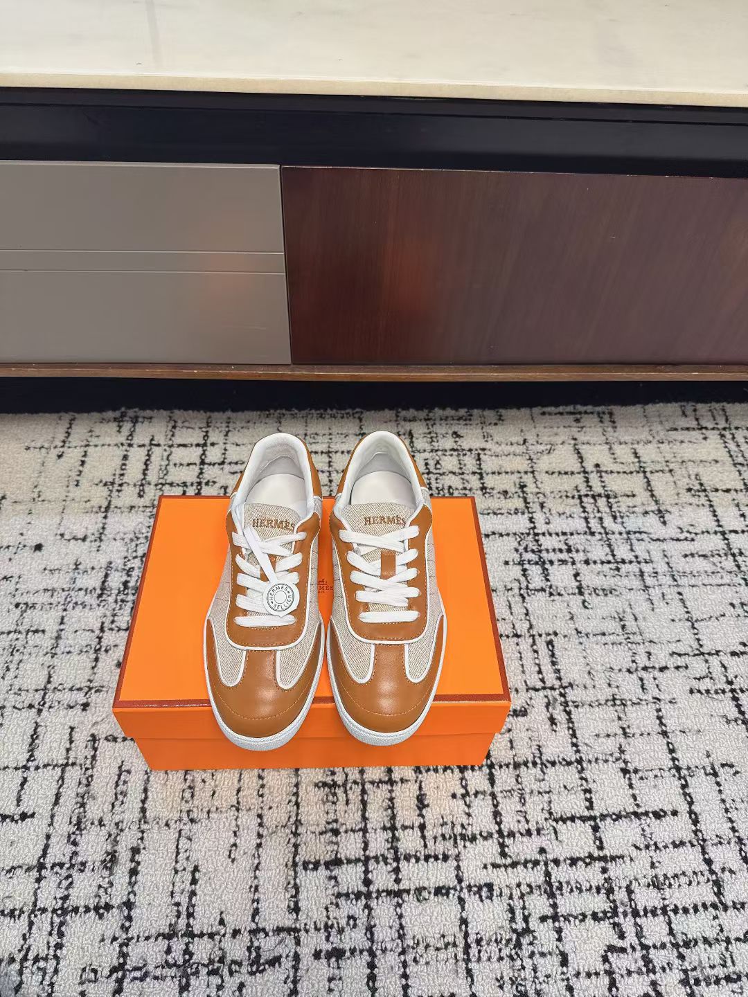 NO:705746,Hermes' latest moral training shoes and casual shoes for spring and summer. There are many celebrity Internet celebrities. It is very difficult to stock the counters. It adopts the 'H bevel' drill design with essential lines, showing a fashionable urban and neo-retro style. The simple design is in line with the current old money style. The highly recognizable logo embellishes the brand value. Super versatile style. Imported calf leather on the upper and mixed sheepskin on the inside.  Original bottom size women's 35-40, casual shoes/sports shoes, hermes, hermes, sneakers, cowhide, sheepskin19860909Hermes 爱马仕春夏最新德训鞋 休闲鞋 超多明星网红种草 专柜非常难配货 采用本质线条的“H斜切”钻孔设计,呈现时尚城市和新复古风格 简约设计符合当下老钱风的格调 极具辨识度的logo点缀品牌价值感拉满 超级百搭款 鞋面进口小牛皮 内里混种羊皮 原版底Size女35-40,休闲鞋/运动鞋,hermes,hermes,sneakers,cowhide,sheepskin,Women's Shoes