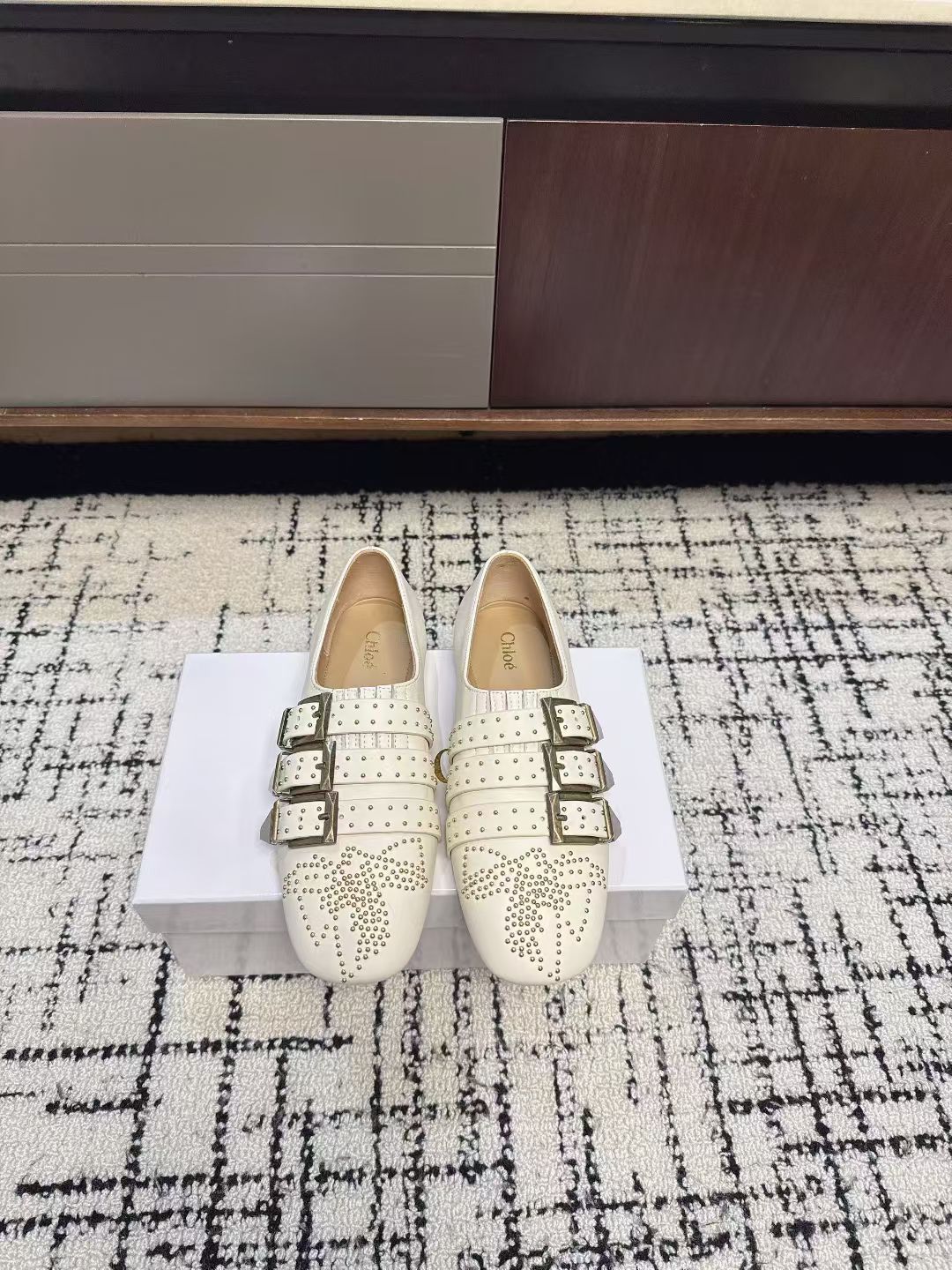 NO:707449,P Chloe's latest 26 spring and summer rivet fashionable loafers... Super popular with many celebrity internet celebrities. An indispensable matching item in spring and summer. Super popular thin bottom design. Brand logo embellishment. The upper foot is very attractive and fashionable and sports style. Show your elegance in your way. Lightweight and slim. Fabric cowhide/rivets. Sheepskin lining. Outsole. Genuine leather outsole.  Size35-40, single shoes, chloe, loewe, loafers, cowhide, sheepskin, Leather soles19860909P Chloe蔻依26春夏最新款铆钉时尚乐福鞋... 超多明星网红种草 春夏不可缺少的搭配单品 超火的薄底设计 品牌logo点缀 上脚极具吸引时髦运动风尚 以你的方式彰显你的优雅 轻便 显瘦 面料牛皮/铆钉 内里羊皮 大底真皮大底 Size35-40,单鞋,chloe,loewe,loafers,cowhide,sheepskin,Leather soles,Women's Shoes