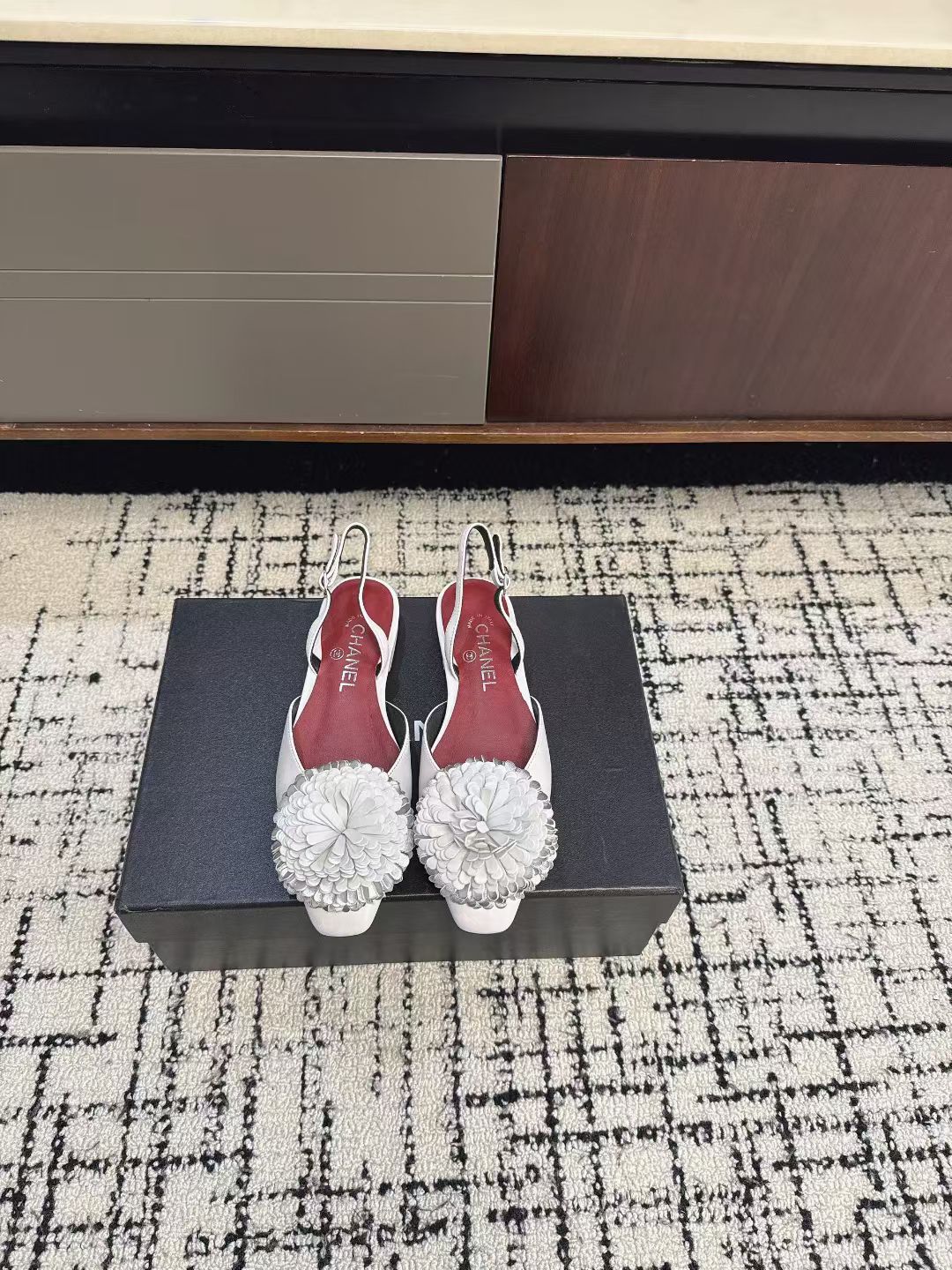 NO:707443,Chane*26ss early spring new three-dimensional camellia decorated flat sandals. The toe is decorated with Chanel's iconic camellia shape, and the brand logo is printed on the lining and tongue. It combines the brand's classic symbols with the shoe design, making it highly recognizable.  The shallow ballet shoe shape of the flat shoes fits the shape of the foot and is lighter for daily wear. The camellia decoration adds exquisite details to the simple shoe shape. It is suitable for daily casual and French simple wear. Whether it is paired with a skirt or trousers, it can create an elegant French light luxury style. Sheepskin upper, sheepskin lining, leather outsole, 1cm higher  size 35-41 (customized sizes 40 and 41 are non-refundable), sandals, chanel, chanel, sandals, flats, skirts, sheepskin, Leather soles19860909Chane*26ss早春新款立体山茶花装饰平底凉鞋 鞋头处装饰香奈儿标志性的山茶花造型,内里与鞋舌印有品牌标识,将品牌经典符号与鞋履设计结合,辨识度极高. 平底鞋的浅口芭蕾鞋型贴合脚型,日常穿着更轻便,山茶花装饰则为简约鞋型增添了精致细节.适配日常休闲、法式简约穿搭,无论是搭配裙装还是裤装,都能营造出优雅的法式轻奢风格. 鞋面羊皮 内里羊皮 大底真皮大底 增高1cm size35-41码（40、41码定制不退换）,凉鞋单鞋,chanel,chanel,sandals,flats,skirts,sheepskin,Leather soles,Women's Shoes