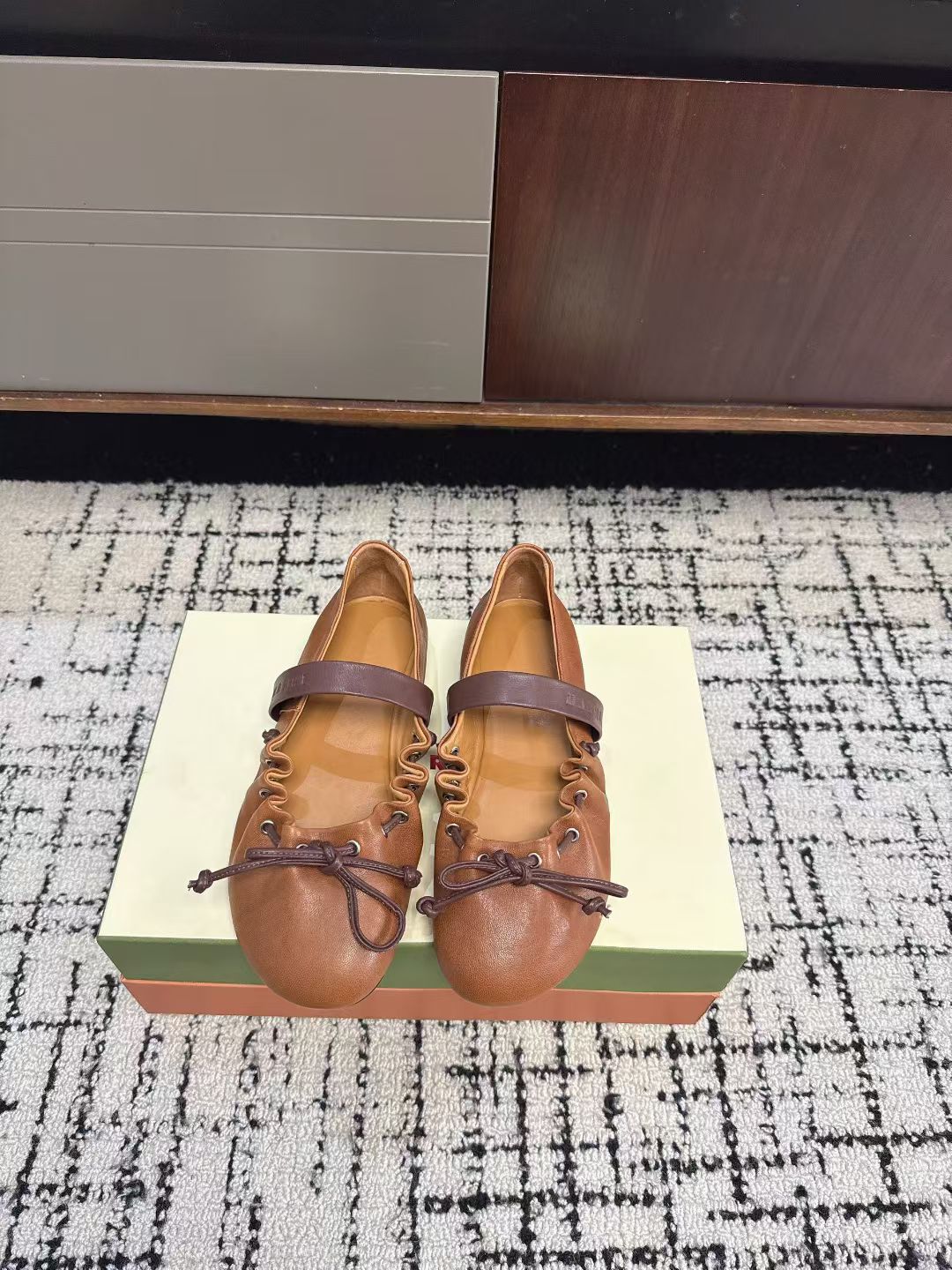 NO:710872,MARNI Spring/Summer 2026 Pleated Bow Mary Jane Ballet Shoes Many Star Internet Celebrities Plant Grass Simple Design Round Toe Profile, Contrast Color Upper, Brown Bow and Shoe Lace, Overall Presenting a Cute, Minimalist Tonality Super Cool MARNI Ballet Shoes, Color Blocking and Loose Lace-Ups That Are Sweet and Cool Just Belong to Balletcore The Romantic Season Is Here Again  Open the shoe cabinet, ballet shoes are definitely the one item that can match everything and lighten up everything. Original molded non-slip outsole, size 35-40 (4041 custom-made, non-returnable), ballet shoes, marni, mary jane19860909MARNI玛尼2026春夏褶皱蝴蝶结 玛丽珍 芭蕾舞鞋  超多明星网红种草 简约的设计 圆头轮廓、撞色鞋面、棕色蝴蝶结与鞋口绑带,整体呈现可爱、极简的调性超嗲的MARNI 芭蕾舞鞋,拼色自带松弛感系带甜酷得刚好属于Balletcore的浪漫季节又到了 打开鞋柜,芭蕾舞鞋绝对是那件既能搭配一切又能点亮一切的单品 原版开模防滑大底 码数35-40（4041定做不退换）,芭蕾舞鞋,marni,mary jane,Women's Shoes
