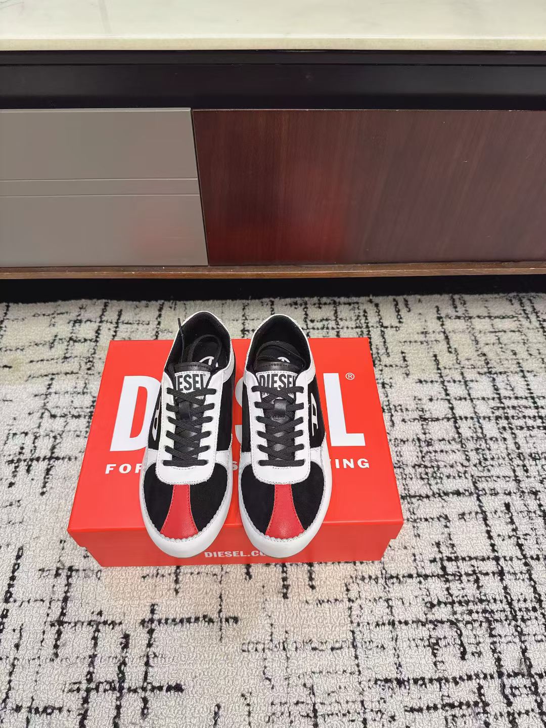 NO:710866,Diese* 26ss lace-up splicing casual shoes Forrest Gump shoes are both casual and convenient. The low-top model uses black and pink contrast shoelaces to add a sweet and cool style; the overall lines are neat and retro sports style, suitable for daily casual wear. The touch is delicate and has a matte texture. The splicing process of different styles makes the shoe body richer in layers;  Diesel's iconic letter logo and D-shaped logo are printed on the tongue and side of the shoe. The shoe box uses the brand's classic orange as the main visual and is printed with the brand slogan. The highly recognizable logo strengthens the brand's street trend tone. Upper cowhide leather lining sheepskin outsole rubber outsole size 35-40 (40 size customization is non-returnable) Heel height 2cm, casual shoes/sports shoes, sneakers, cowhide, sheepskin19860909Diese* 26ss绑带拼接休闲鞋阿甘鞋 兼具休闲与便捷性,低帮款以黑粉撞色鞋带增添甜酷风格；整体线条偏利落的复古运动风,适配日常休闲穿搭.触感细腻且自带哑光质感,不同款式的拼接工艺让鞋身层次更丰富； 鞋舌、鞋侧均印有Diesel标志性的字母Logo与D形徽标,鞋盒以品牌经典橙色为主视觉并印品牌标语,高辨识度的标识强化了品牌街头潮流的调性. 鞋面牛皮 内里羊皮 大底橡胶大底 size35-40码（40码定制不退换） 跟高2cm,休闲鞋/运动鞋,sneakers,cowhide,sheepskin,Women's Shoes