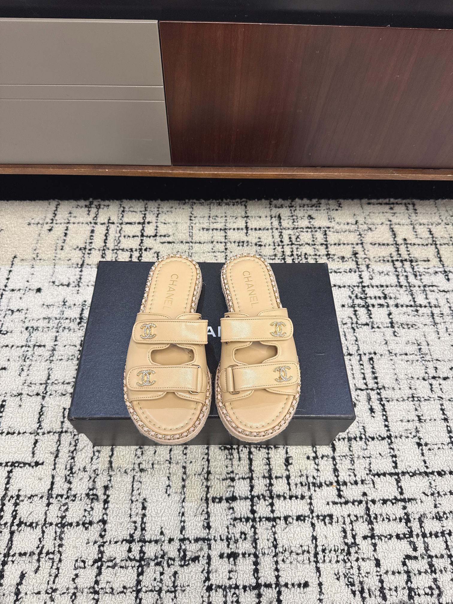 NO:721019,- 26P new spring and summer style Chanel Chanel chain ring double C rhinestone buckle sandals and Velcro double strap thick-soled slippers leather flat sandals. Chanel's iconic leather chain design is applied to the edge of the foot ring, with classic elements covering the upper and paired with a large pair of C. It is particularly refined and artistic, and it is difficult to find a reason not to love it. You can easily travel between commuting and leisure occasions, and be a carefree fashionable and elegant woman ~ Upper sheepskin/sheepskin  Sheepskin lining, original molded rubber outsole, size 35-39 (40.41.42 custom-made, non-refundable), slippers, chanel, chanel, slippers, sheepskin, sheep19860909- 26P春夏新款Chanel小香链条圈边双C水钻扣凉拖鞋魔术贴双带厚底拖鞋皮面平底凉拖鞋 香家标志性的穿皮链条设计应用在垫脚圈边,配上经典元素覆盖鞋面搭配大双C.格外精致又文艺,很难找出不爱的理由.轻松游走于通勤和休闲场合 做个漫不经心的时髦优雅女子～ 鞋面羊猄皮/羊皮 内里垫脚羊皮 鞋底原版开模橡胶大底 码数35-39（40.41.42定做不退换）,拖鞋,chanel,chanel,slippers,sheepskin,sheep,Women's Shoes