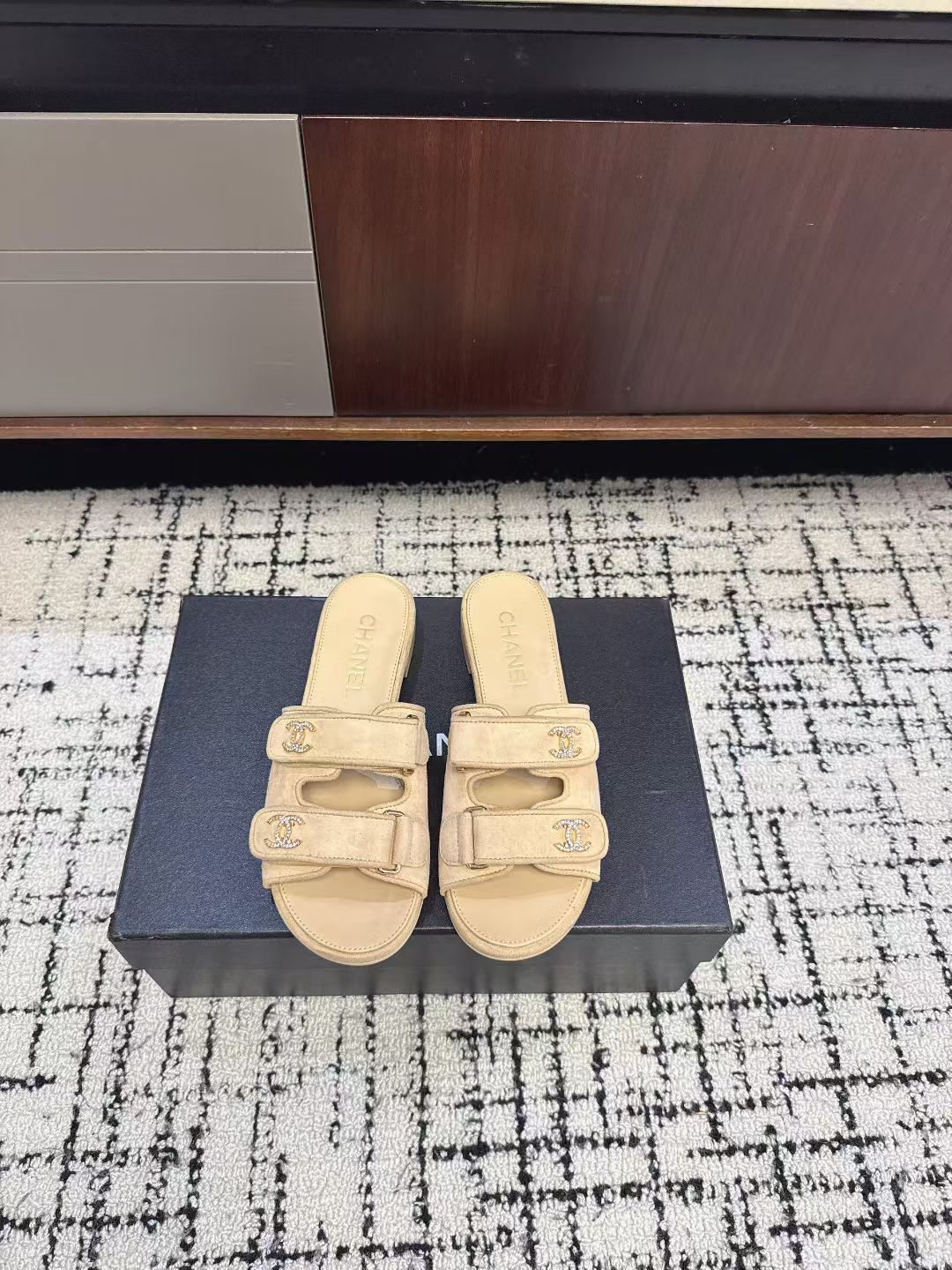 NO:721023,- 26P Spring and Summer New Chanel Xiaoxiang Classic Double C Rhinestone Buckle Sandals Velcro Double Strap Mier Slippers Leather Flat Sandals Chanel's iconic leather chain design is applied to the edge of the foot ring, with classic elements covering the upper and paired with a large pair of C. Extraordinarily refined and artistic, it's hard to find a reason not to love it. Easily travel between commuting and leisure occasions, be a casual and fashionable and elegant woman~ Upper Sheepskin/Sheepskin  Sheepskin lining, Italian genuine leather outsole, size 35-39 (40.41.42 custom-made, non-refundable), slippers, chanel, chanel, slippers, sheepskin, sheep, Leather soles19860909- 26P春夏新款Chanel小香 经典双C水钻扣凉拖鞋魔术贴双带蜜儿拖鞋皮面平底凉拖鞋 香家标志性的穿皮链条设计应用在垫脚圈边,配上经典元素覆盖鞋面搭配大双C.格外精致又文艺,很难找出不爱的理由.轻松游走于通勤和休闲场合 做个漫不经心的时髦优雅女子～ 鞋面羊猄皮/羊皮 内里垫脚羊皮 鞋底意大利真皮大底 码数35-39（40.41.42定做不退换）,拖鞋,chanel,chanel,slippers,sheepskin,sheep,Leather soles,Women's Shoes