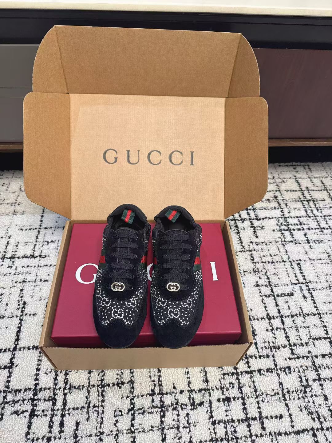 NO:721009,Men's 10 10 (with airplane case) Gucci Shift series' latest sneakers, lace-up casual moral training shoes. Many celebrity Internet celebrities have planted grass. Gucci Shift series is newly launched. The super popular thin-soled design is lightweight and reinterprets sports style. The neat silhouette adds freedom and reveals exquisite texture when moving. The webbing details are like an endless ribbon running through the entire design, and the side stitching details add the finishing touch. The upper is high mercerized cowhide.  Customized suede lining, sheepskin sole, molded two-color TPU outsole Size: female 35-40, male 39-45, casual shoes/sports shoes, gucci, gucci, sneakers, cowhide, sheepskin, chamois leather19860909男十10(配飞机盒） Gucci古驰Shift系列最新款运动鞋系带休闲德训鞋 超多明星网红种草 Gucci Shift系列全新上市,超火的薄底设计 轻盈焕新诠释运动风尚.利落廓形更添自在本色,行动间彰显精致质感.织带细节宛如一道延绵不绝的饰带贯穿于整个设计,侧边缝线细节增添点睛之笔 鞋面高丝光牛皮 定制麂皮 内里垫脚羊皮鞋底开模双色TPU大底Size: 女35-40,男39-45,休闲鞋/运动鞋,gucci,gucci,sneakers,cowhide,sheepskin,chamois leather,Women's Shoes