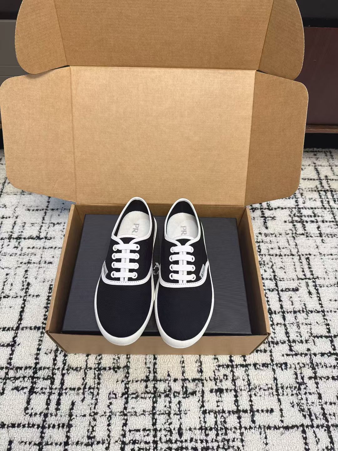 NO:721014,(With airplane box) PRADA Prada's latest 2026 spring and summer catwalk style retro casual shoes and canvas shoes. Many star fashion bloggers planted grass. Catwalk style. Full of retro and fashionable. Casual and versatile. Fashionable and casual. Unique taste. Everyone loves it and can easily control it. It will be popular every year. It is enough to conquer you. Wear it, casual and fashionable. It is simple and handsome. The fabric is imported and customized. Mixed sheepskin on the inside.  Original non-slip rubber outsole Size35-40, casual shoes/sports shoes, prada, prada, sneakers, sheepskin19860909（配飞机盒） PRADA普拉达2026春夏最新走秀款复古休闲鞋 帆布鞋  超多明星时尚博主种草 走秀款 复古感时髦满满 随意百搭 时尚休闲 独到味道人人都爱也轻松驾驭 每年都会爆足以征服你,穿上它,休闲时髦 两不失误 上脚简单帅气 面料进口定制布料 内里混种羊皮 原版防滑橡胶大底Size35-40,休闲鞋/运动鞋,prada,prada,sneakers,sheepskin,Women's Shoes