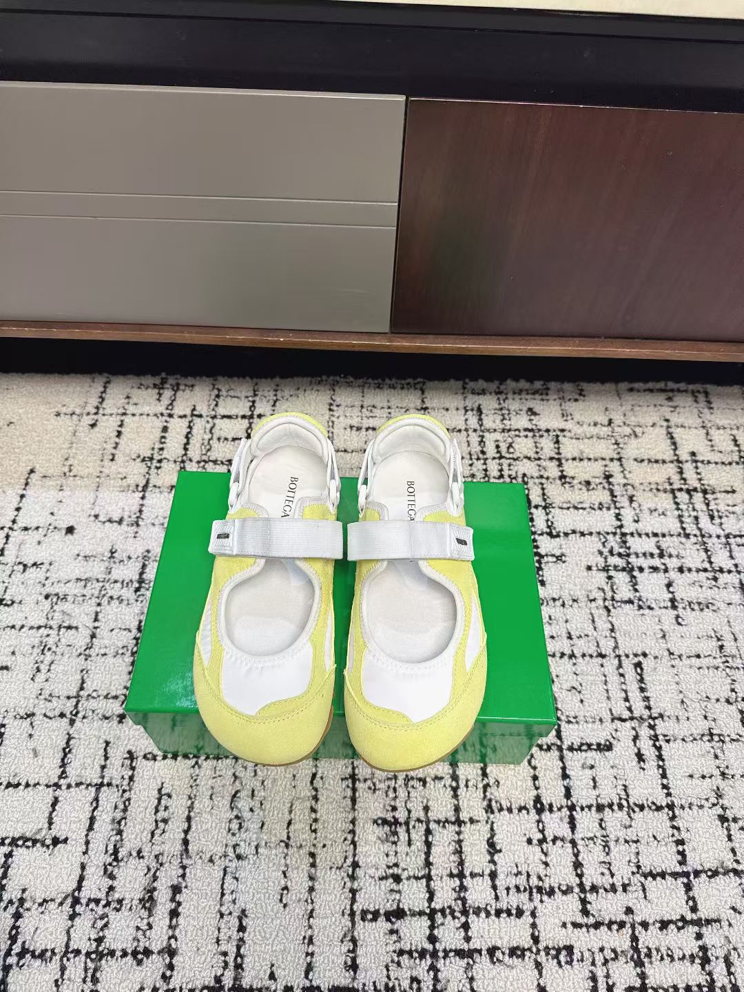 NO:721004,BV 2026 new series!  Astaire Mary Jane ballet shoes, casual Velcro sneakers, family elements series, round toe, must-have for all seasons, so beautiful, comfortable and light on the feet, the elegant materials used in shoes are intellectual, elegant and capable, full of high-end sense. Beautiful ~~ The fabric is cowhide patchwork surface and the shaping technology pursues the perfection of internal craftsmanship. Comfortable and high-end. Square small heel design makes travel more comfortable and confident. 35-40, ballet shoes, bottega veneta, mary jane, sneakers, cowhide19860909BV 2026新系列！Astaire玛丽珍芭蕾舞鞋休闲魔术贴运动鞋 家族元素 系列 圆头 四季必备款 好美 上脚舒适轻便 优雅材质运用在鞋履上知性优雅干练,满满的高级感 美美哒～～面料牛皮拼布面 以及定型科技追求内部工艺完美 舒适高端 方形小跟设计 让出行更舒适 自信 35-40,芭蕾舞鞋,bottega veneta,mary jane,sneakers,cowhide,Women's Shoes