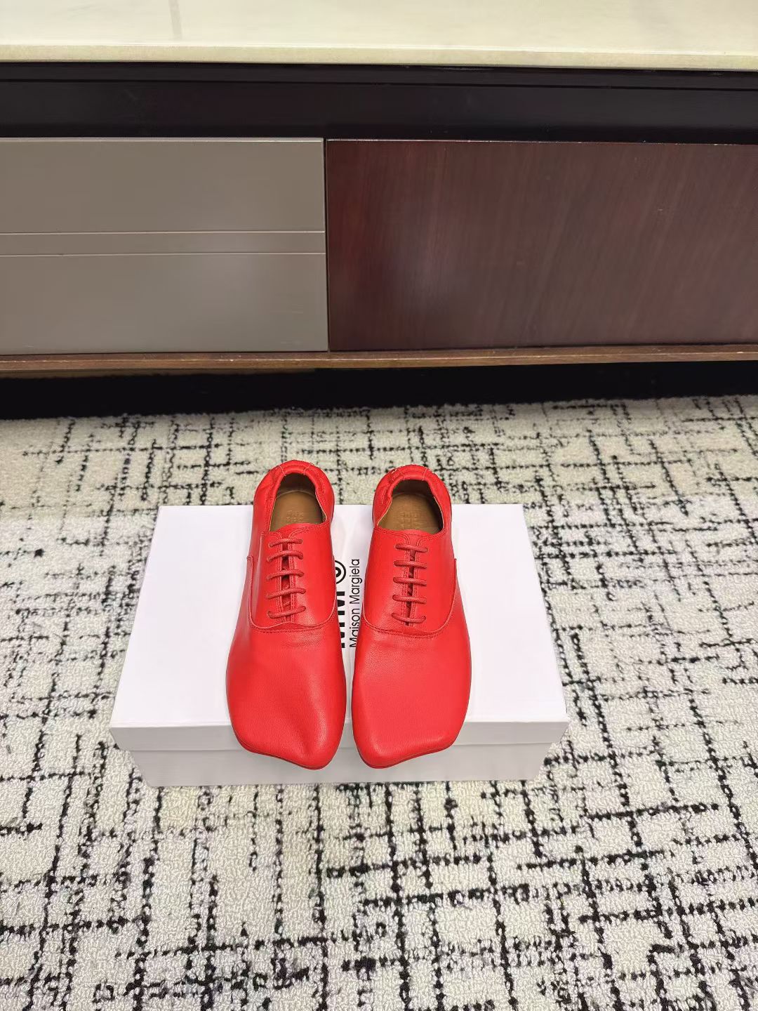 NO:720998,Maison Margiel*26ss early spring new square-toe lace-up flat casual shoes combine the soft silhouette of ballet shoes with the lace-up structure of Oxford shoes. The toe is an iconic square toe design, with simple and sculptural lines, breaking the boundaries of traditional shoe styles. Made of fine soft leather, the upper has no stiff splicing, the texture is soft and fits the foot, and the stitching process of the shoe body is exquisite, continuing the brand's exquisiteness in material texture.  The basic black and white color scheme is more adaptable and meets different matching needs. It implements Maison Margiela's iconic 'deconstruction', simplifies the functional decoration of shoes, retains the core wearing experience, and is both artistic and practical. Imported sheepskin upper, sheepskin lining, genuine leather outsole, increased by 1cm, size 35-40 (40 size customization is not returnable), ballet shoes, flats, sheepskin, Leather soles19860909Maison Margiel*26ss早春新品方头系带平底鞋休闲鞋 融合芭蕾鞋的柔软廓形与牛津鞋的系带结构,鞋头为标志性的方头设计,线条简约且具雕塑感,打破传统鞋型的边界感.采用细腻的软质皮革打造,鞋面无生硬拼接,质感柔软贴合脚部,鞋身缝线工艺精致,延续品牌对材质肌理的考究. 基础黑白色系则适配性更强,满足不同搭配需求.贯彻 Maison Margiela 标志性的“解构主义”,简化鞋履的功能性装饰,保留核心穿着体验,兼具艺术感与实穿性. 鞋面进口羊皮 内里羊皮 大底真皮大底 增高1cm size35-40码（40码定制不退换）,芭蕾舞鞋,flats,sheepskin,Leather soles,Women's Shoes