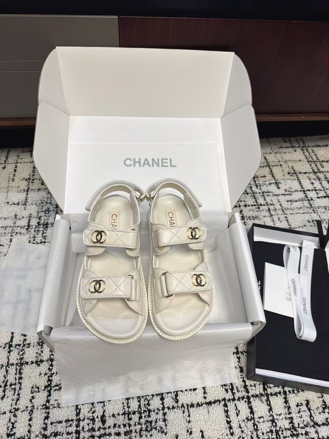 NO:720991,Purchasing-grade sandals (packaged in synchronized boxes on the official website) CHANEL 26 ss spring and summer beach slippers sandals series Chanel is the best seller at domestic and foreign counters. I searched all domestic counters and finally got it. I was so surprised when I opened the box and saw the real thing at first glance. I liked it so much that I called on my girlfriends to form a group to buy it. The popularity went up.  Named by major bloggers as beach slippers, I really love them. They look great on the feet and can be matched with thousands of ways. They are stable and can be worn casually. The Velcro fasteners are very convenient to wear and can be worn on various occasions. This series is now on sale!  Original material, imported cowhide, special hardware buckle, exclusive mold customization logo, Italian genuine leather outsole Size#35-41 (40-41 custom-made, non-refundable), sandals, chanel, chanel, sandals, slippers, cowhide, Leather soles19860909代购级凉鞋（官网同步盒包装） CHANEL 26 ss 春夏沙滩拖鞋 凉鞋 系列 香奈儿 国内国外专柜断货王,找遍国内专柜心心念念终于到手 第一眼开箱看到实物让我太惊讶了,太喜欢了呼吁闺蜜们组团购买疯抢度蹭蹭蹭上涨 被各大博主点名沙滩拖鞋真的是超级爱了,上脚无敌好看简直万种搭配,随意穿搭拿捏的稳稳的,魔术贴f穿着非常方便 hold的各种穿搭场合,本系列现已登陆发售！ 原厂材料,进口牛皮 专用五金扣 独家开模定制logo 意大利真皮大底 Size#35-41（40 41订做不退换）,凉鞋,chanel,chanel,sandals,slippers,cowhide,Leather soles,Women's Shoes