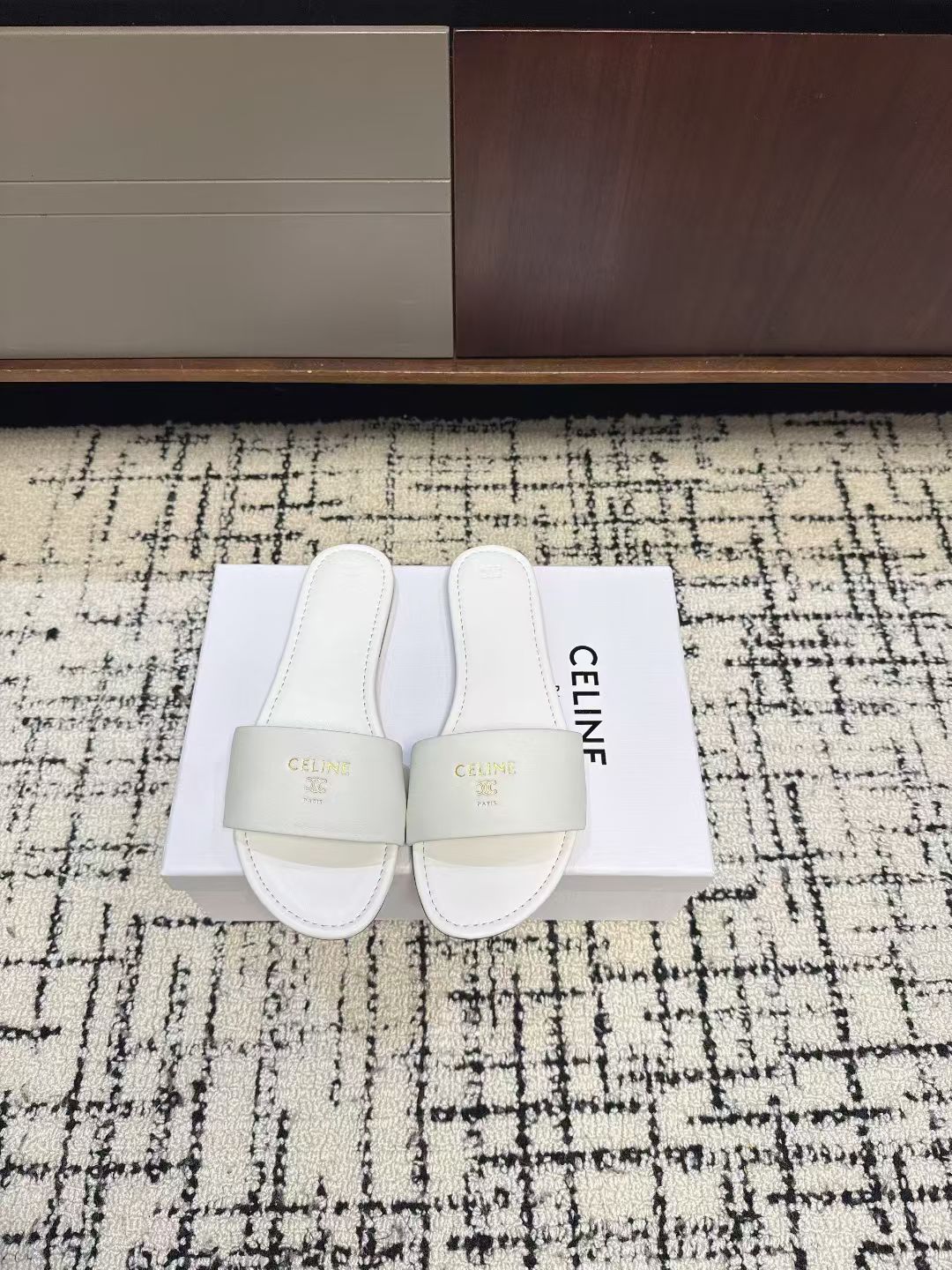 NO:720985,P CELINE Celine 2026ss new Arc de Triomphe simple flat slippers!  It’s so cool to pair it casually and lazily!  Wearing a little sexy look in casual style with shorts or long skirts is super stylish. The classic Arc de Triomphe logo directly adds to the sense of high-end. It is simple yet fashionable and has a high return rate. It is easy to choose various styles. It is a must-have for exquisite girls!  The upper is made of original sheepskin, padding sheepskin, Italian imported genuine leather outsole Size: 35-40, slippers, celine, celine, slippers, skirts, shorts, sheepskin, Leather soles19860909P CELINE赛琳2026ss新品凯旋门简易平底拖鞋！随性慵懒搭配也太酷了吧！休闲中带着小性感搭配短裤或长裙都超有范儿经典凯旋门标志高级感直接拉满,简约又不失时尚态度回头率超高轻松拿捏各种风格,精致女孩必备！ 鞋面采用原版羊皮 垫脚羊皮 意大利进口真皮大底 Size:35-40,拖鞋,celine,celine,slippers,skirts,shorts,sheepskin,Leather soles,Women's Shoes