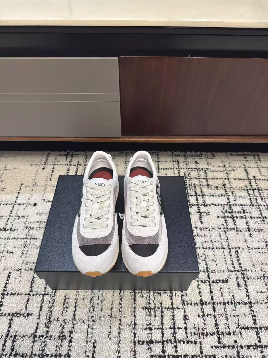 NO:720978,High version of Chanel Chanel 26P Sneaker series early spring new casual moral training shoes and sports shoes. The love of the world is Xiaoxiang. Try to accept new styles. The new designer has injected a new soul into Xiaoxiang. This moral training shoe is highly recommended. It is light and soft. Super easy to wear. Black and white. Timeless. Classic and versatile. Clean and neat. Very spring atmosphere. Upper frosted cowhide silk. Netting. Lining sheepskin. Sole original combination outsole.  Size 35-40, casual shoes/sports shoes, chanel, chanel, sneakers, cowhide, sheepskin19860909高版 出 Chanel香奈儿26P Sneaker 系列早春新款 休闲德训鞋 运动鞋 人间挚爱是小香 尝试接受新风格 新换的设计师 给小香注入了新的灵魂 此款德训鞋强烈推荐 又轻又软 超级好穿 黑色 白色 永不过时 经典百搭 干净利落  很有春天的气息 鞋面磨砂牛皮丝绸 拼网 内里羊皮 鞋底原版组合大底 码数35-40,休闲鞋/运动鞋,chanel,chanel,sneakers,cowhide,sheepskin,Women's Shoes