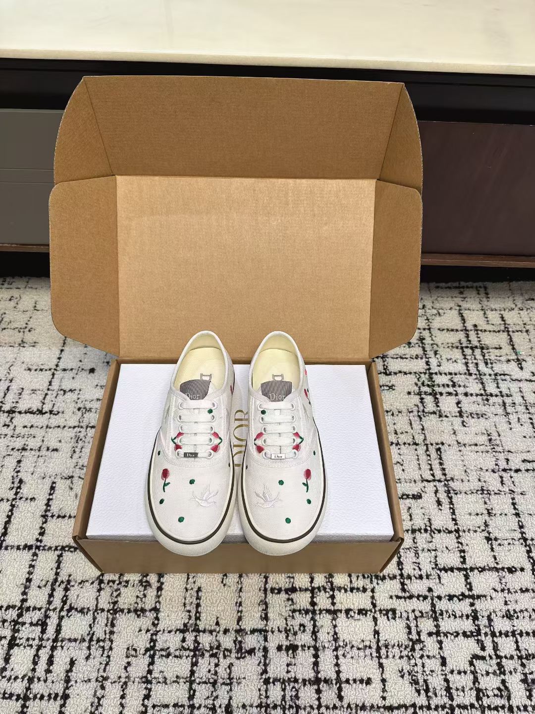 NO:723982,Dio* 26 early spring ss star model, the main popular product, Dior thick-soled embroidered printed loafers, Dior Chrono new casual sports shoes, really cool, full of futuristic feeling! Really cool!  Once again interpreting Dior's concept of cool fashion, the lucky star will bless you with good luck. The new EVA sole is super light and super soft! A perfect replica of the original!  Size female 35-41 (40.41 customized, non-refundable P, casual shoes/sports shoes, dior, dior, loafers, sneakers19860909Dio* 26早春ss 明星款 主推爆品 迪奥厚底刺绣印花乐福鞋 Dior Chrono 新款休闲运动鞋 真的酷毙了,未来感十足! 真的好飒！再次演绎了迪奥酷时尚的理念,幸运星为你加持好运,全新的EVA鞋底超轻超软!原版完美复刻！ 码数女35-41（40.41定制不退换 P,休闲鞋/运动鞋,dior,dior,loafers,sneakers,Women's Shoes