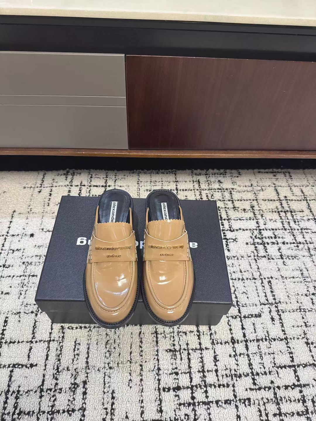 NO:757859,Alexander Wan* aw carter Alexander Wan* aw carter half-slipper loafers are effortlessly fashionable when you step on them. The shiny leather collides with the thick sole outline, and the metal letter band highlights the details. The laziness of the Muller drag conceals the neat attitude of urbanites. They can be used for commuting in the morning, visiting coffee shops, and going out on the weekends... Stepping on these shoes, they are casual and aura, and they are the 'ambience cheat' for lazy people.  Lazy and fashionable, one step is perfect, the retro tone of glossy leather, the neat support of the thick sole. The metal letter band is the finishing touch, and the lazy feeling of Muller dragging, just balances the fast pace of the city. You don’t need to dress up deliberately, just step on it, it is a daily fashionable sense with your own attitude. The upper is beaded cowhide, the lining is sheepskin, and the original molded outsole is increased by 4.5cm. Size: 35-40 (40  Customization is not returnable), semi-trailer, alexander wang, cartier, loafers, cowhide, sheepskin19860909Alexander Wan* aw carter亚历山大王 半拖乐福鞋 一脚蹬开,是毫不费力的时髦感,亮面皮革碰撞厚底轮廓,金属字母饰带点亮细节.穆勒拖的慵懒感,藏着都市人的利落态度,早八通勤、咖啡探店、周末出街…踩上它,随性又有气场,懒人穿搭的「氛围感作弊器」 懒系时髦,一步到位,亮面皮革的复古腔调,厚底的利落支撑.金属字母饰带是点睛之笔,穆勒拖的慵懒感,恰好平衡了都市的快节奏,不用刻意打扮,踩上它,就是自带态度的日常时髦感. 鞋面开标珠牛皮 内里羊皮 大底原版开模大底 增高4.5cm Size:35-40（40 定制不退换）,半拖,alexander wang,cartier,loafers,cowhide,sheepskin,Women's Shoes