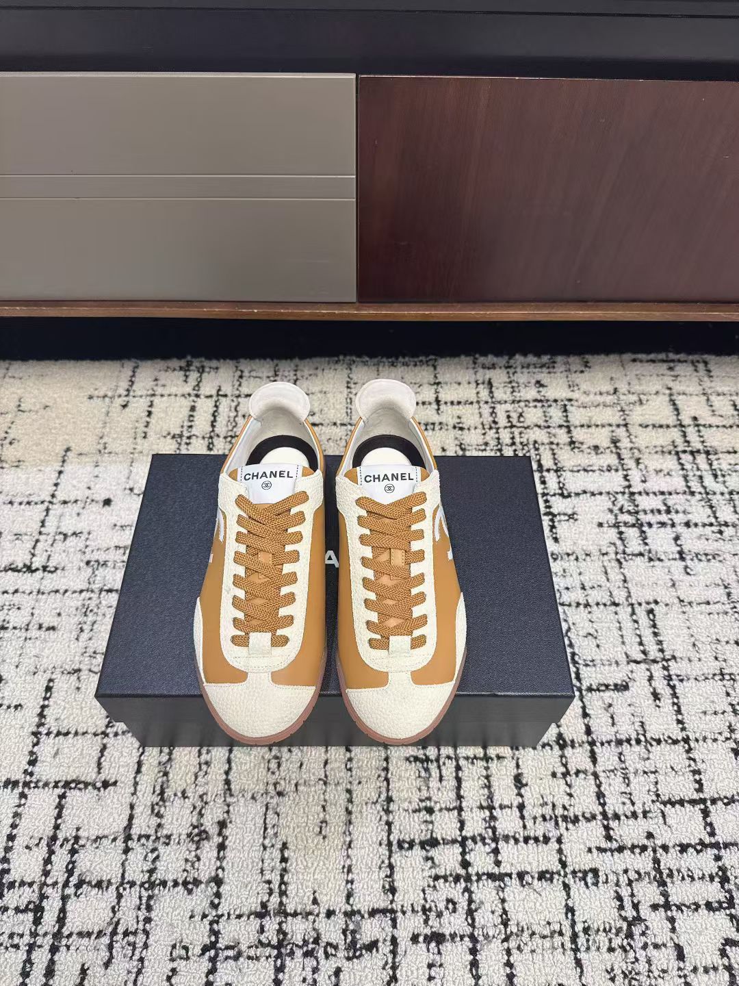 NO:757807,Chane*26ss early spring new retro moral training shoes, sports shoes and casual shoes. The embroidery on the side of the shoe is a low-key but highly recognizable brand symbol, and the details highlight the luxurious texture. It uses a natural rubber outsole, which is non-slip and wear-resistant and has a retro matte texture. The built-in cushioning layer takes into account both styling and walking comfort.  Combining Chanel's classic aesthetics and retro sports style, it is the core item to create 'old money style' and 'intellectual style'. Whether it is daily commuting, afternoon tea dates or short trips, these shoes can be easily controlled. They are 'universal shoes' that have both good looks and practicality. Upper frosted cowhide/silk cowhide, lining sheepskin, rubber sole, increased by 2.5cm  Size 39-41 (customized sizes 40 and 41 are non-refundable), casual shoes/sports shoes, chanel, chanel, sneakers, cowhide, sheepskin19860909Chane*26ss早春新款复古德训鞋运动鞋休闲鞋 鞋身侧面的刺绣,是低调却极具辨识度的品牌符号,细节处彰显奢华质感.采用天然生胶大底,防滑耐磨且自带复古哑光质感,内置缓震层兼顾了造型感与行走舒适度. 融合了香奈儿的经典美学与复古运动风,是打造“老钱风”“知识分子风”的核心单品.无论是日常通勤、下午茶约会还是短途旅行,这几款鞋都能轻松驾驭,是兼具颜值与实用性的“万能鞋款”. 鞋面磨砂牛皮/丝绸牛皮 内里羊皮 鞋底生胶大底 增高2.5cm Size39-41码（40、41码定制不退换）,休闲鞋/运动鞋,chanel,chanel,sneakers,cowhide,sheepskin,Women's Shoes