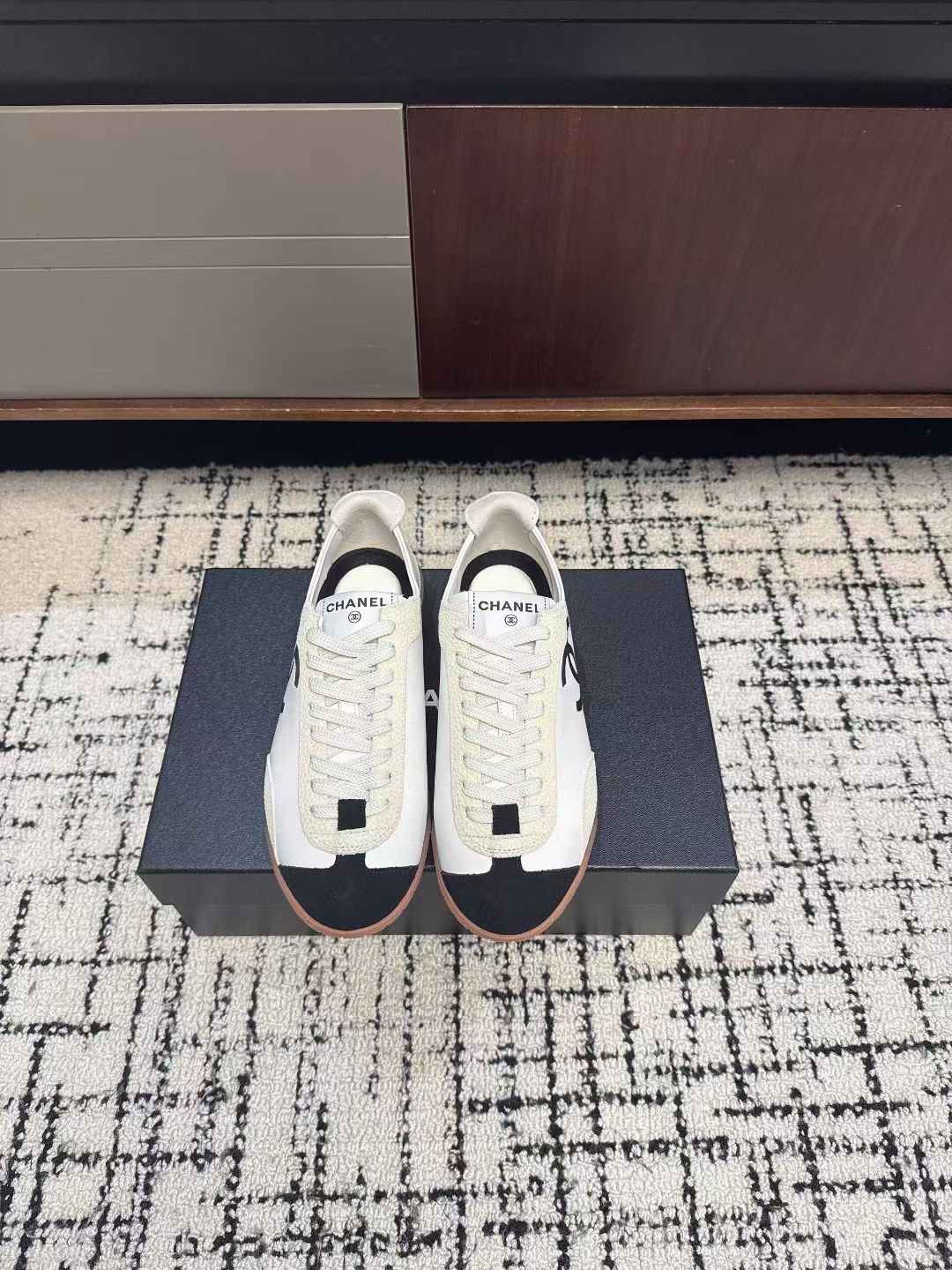 NO:757815,Work Chane*26ss early spring new retro moral training shoes, sports shoes and casual shoes. The embroidery on the side of the shoe is a low-key but highly recognizable brand symbol, and the details highlight the luxurious texture. It uses a natural rubber outsole, which is non-slip and wear-resistant and has a retro matte texture. The built-in cushioning layer takes into account both styling and walking comfort.  Combining Chanel's classic aesthetics and retro sports style, it is the core item to create 'old money style' and 'intellectual style'. Whether it is daily commuting, afternoon tea dates or short trips, these shoes can be easily controlled. They are 'universal shoes' that have both good looks and practicality. Upper frosted cowhide/silk cowhide, lining sheepskin, rubber sole, increased by 2.5cm  Size 39-41 (customized sizes 40 and 41 are non-refundable), casual shoes/sports shoes, chanel, chanel, sneakers, cowhide, sheepskin19860909工 Chane*26ss早春新款复古德训鞋运动鞋休闲鞋 鞋身侧面的刺绣,是低调却极具辨识度的品牌符号,细节处彰显奢华质感.采用天然生胶大底,防滑耐磨且自带复古哑光质感,内置缓震层兼顾了造型感与行走舒适度. 融合了香奈儿的经典美学与复古运动风,是打造“老钱风”“知识分子风”的核心单品.无论是日常通勤、下午茶约会还是短途旅行,这几款鞋都能轻松驾驭,是兼具颜值与实用性的“万能鞋款”. 鞋面磨砂牛皮/丝绸牛皮 内里羊皮 鞋底生胶大底 增高2.5cm Size39-41码（40、41码定制不退换）,休闲鞋/运动鞋,chanel,chanel,sneakers,cowhide,sheepskin,Women's Shoes