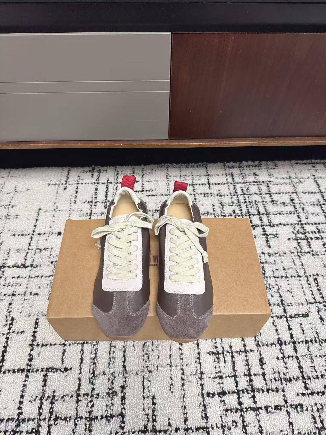 NO:757823,UMA WANG 2026 spring and summer latest retro straps, moral training shoes, casual shoes, many celebrity Internet celebrities have planted grass. The lining is fine lambskin, which is skin-friendly and has good breathability. The upper stitching and distressed effects are all hand-processed. The stitching is delicate and has a natural hand-made temperature, which reflects the craftsmanship standards of high-end designer brands.  It adopts a rubber outsole, which is soft and non-slip. It fits the foot when walking and takes into account the retro style and comfort. The low saturation color matching is very adaptable. It can be combined with suits and dresses to create a formal look, and can also be combined with jeans and sweaters to create a casual daily style. The upper is sheepskin stitched with cow suede. The inner mixed sheepskin original rubber outsole  Size 35-40 (40 customized), casual shoes/sports shoes, sneakers, hoodie, sweatshirts, skirts, jeans, business suit, sheepskin19860909UMA WANG2026春夏最新款复古绑带 德训鞋 休闲鞋 超多明星网红种草 内衬为细腻小羊皮,触感亲肤且透气性佳 鞋面拼接缝线、做旧效果均为手工处理,针脚细腻且带有自然的手工温度,体现了高端设计师品牌的工艺标准 采用橡胶大底,柔软且防滑,行走时贴合脚感,兼顾了复古造型与舒适度.低饱和度配色适配性极强,既能搭配西装、连衣裙打造正式造型,也能与牛仔裤、卫衣组合出随性日常风格鞋面羊皮拼接牛反绒 内里混种羊皮原版橡胶大底 码数35-40（40定做）,休闲鞋/运动鞋,sneakers,hoodie,sweatshirts,skirts,jeans,business suit,sheepskin,Women's Shoes